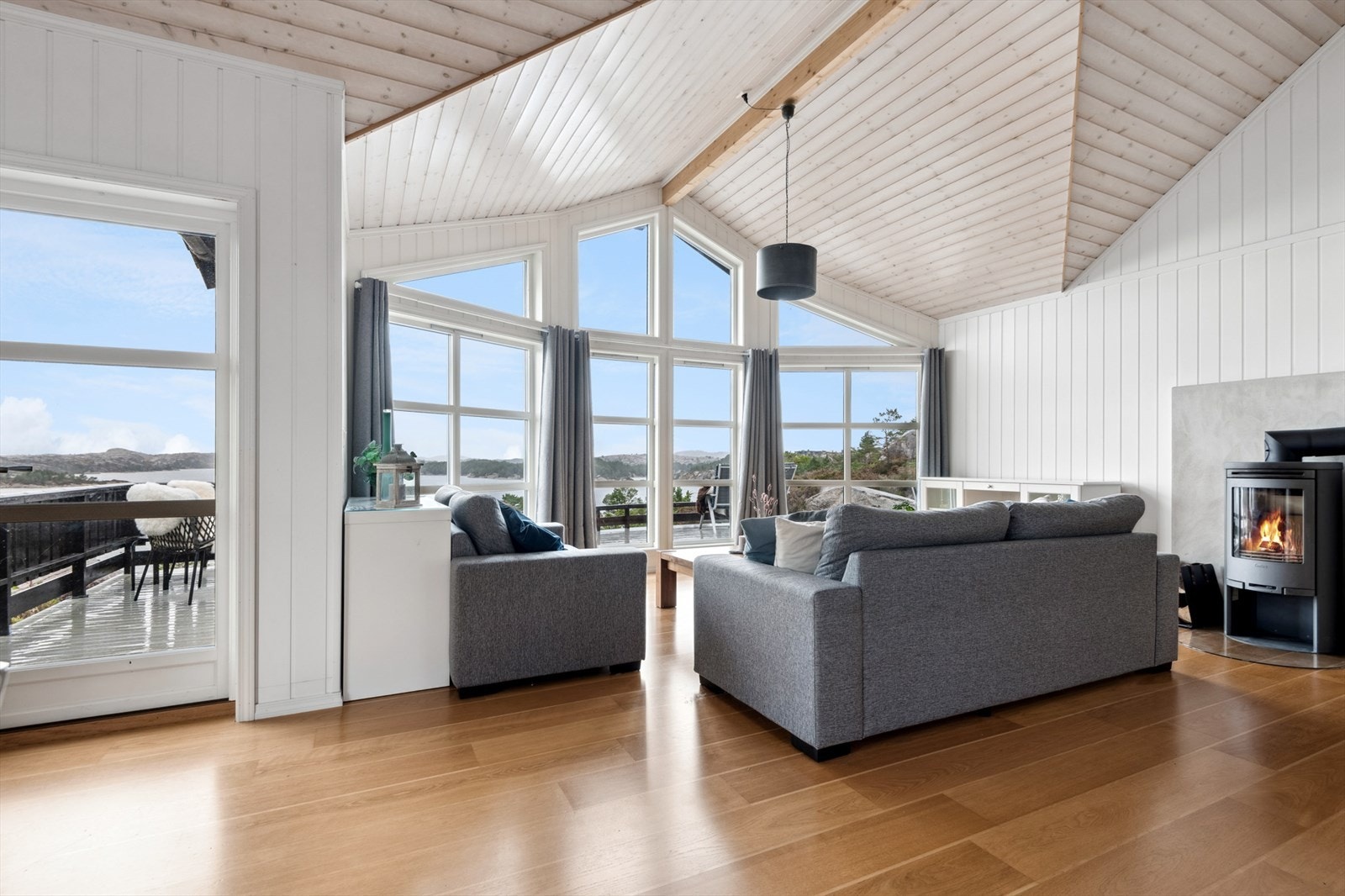 Det er god plass til sitteguppe og etestove, samt utgang til terrassen. Galleribilde