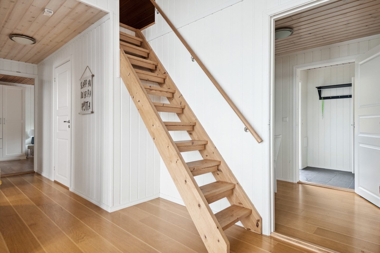 Det er trapp til hemsen frå stova. Galleribilde