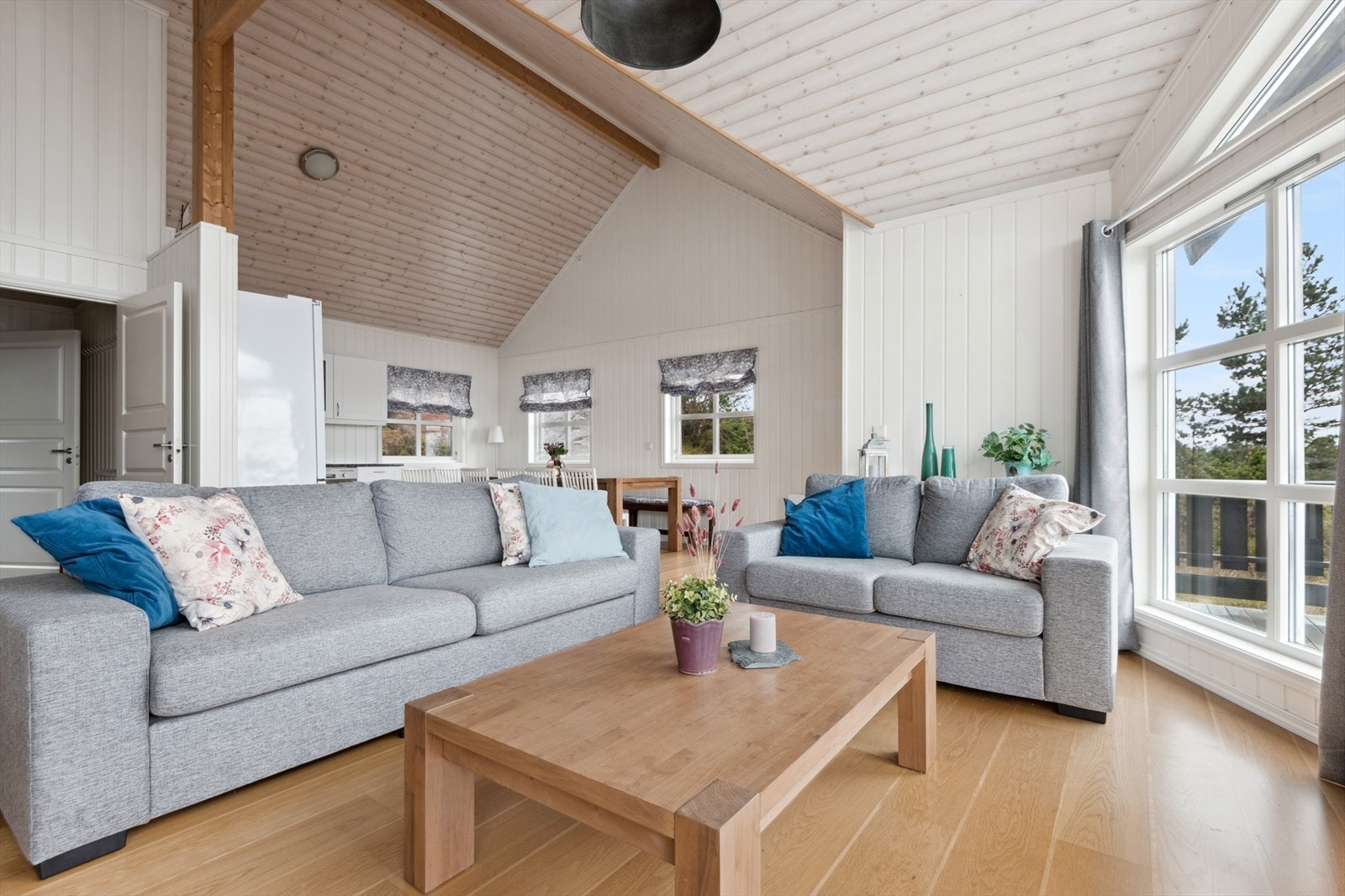 Stor og romsleg stove med fantastisk utsikt! Galleribilde