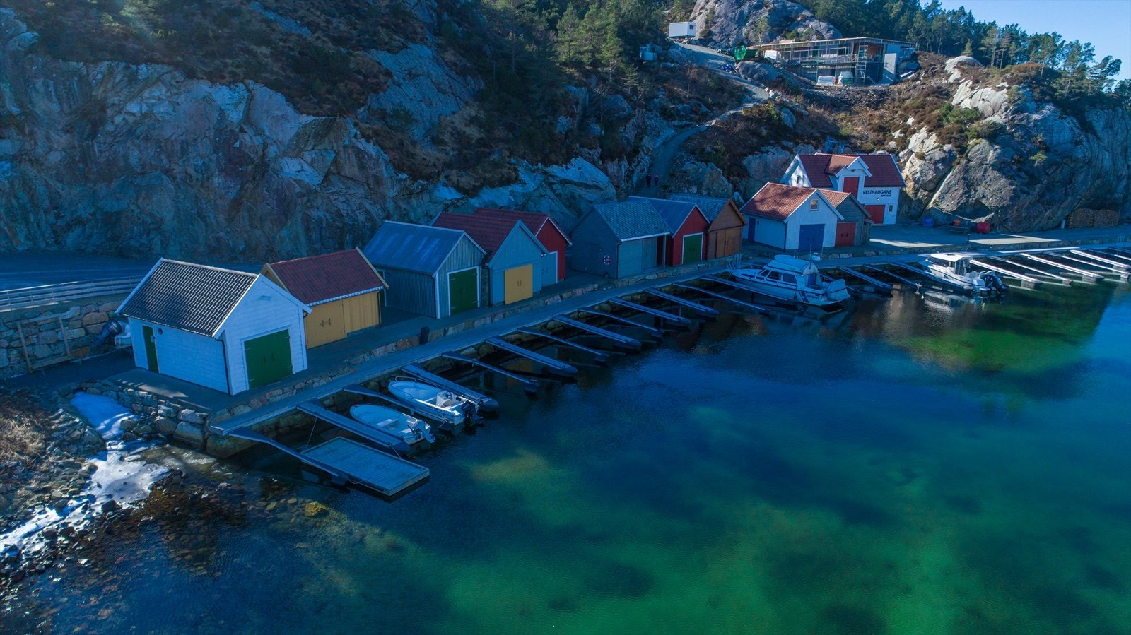 Det er moglegheit for båtplass i Vesthaugane Bryggje ved port Steingard. Galleribilde