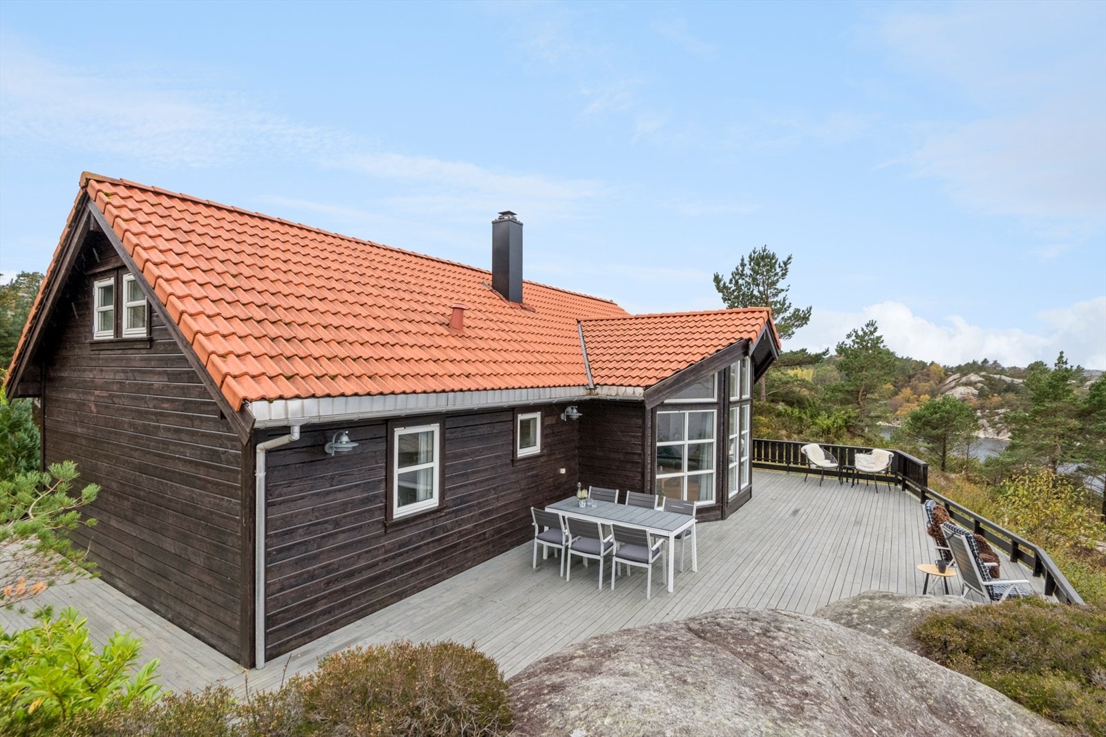 Det er ein stor terrasseplatting frå inngangspartiet og rundt til framsida av hytta. Galleribilde