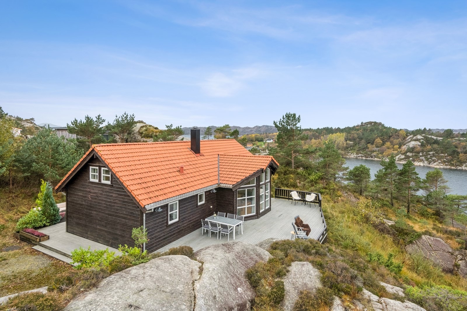 Hytta ligg flott til i enden på Vesthaugane med nydeleg utsikt utover sjøen. Galleribilde