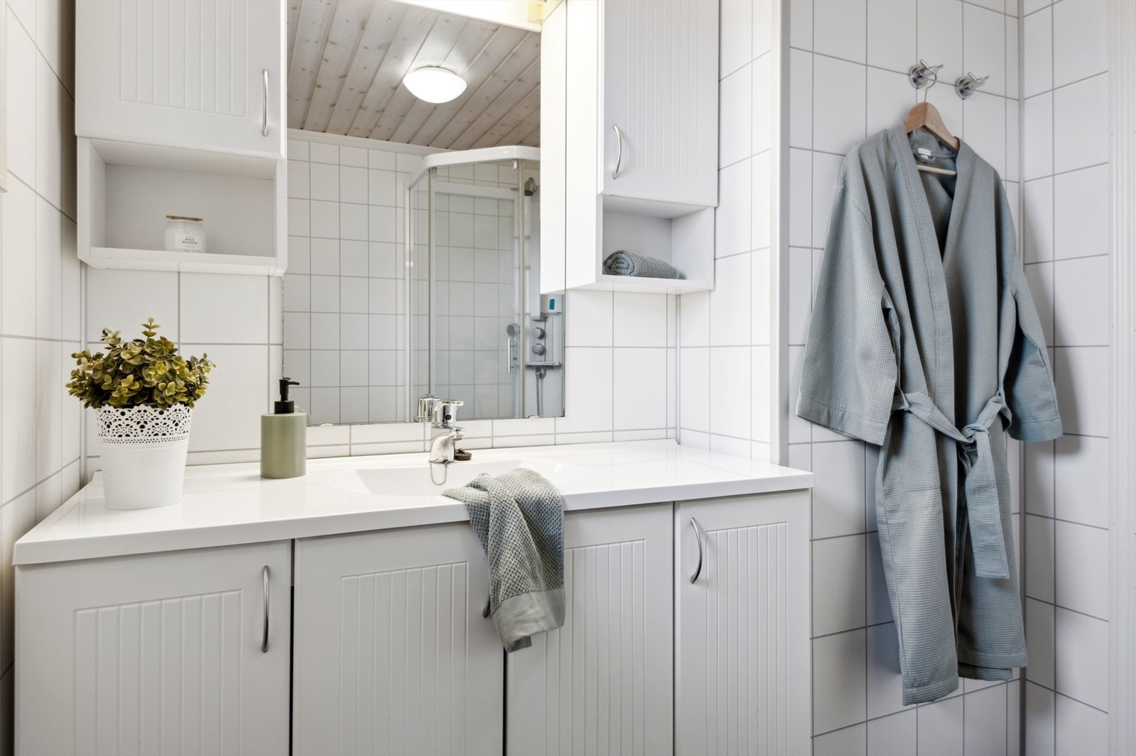 Badet er av god storleik. Det er varmekablar i golvet. Galleribilde