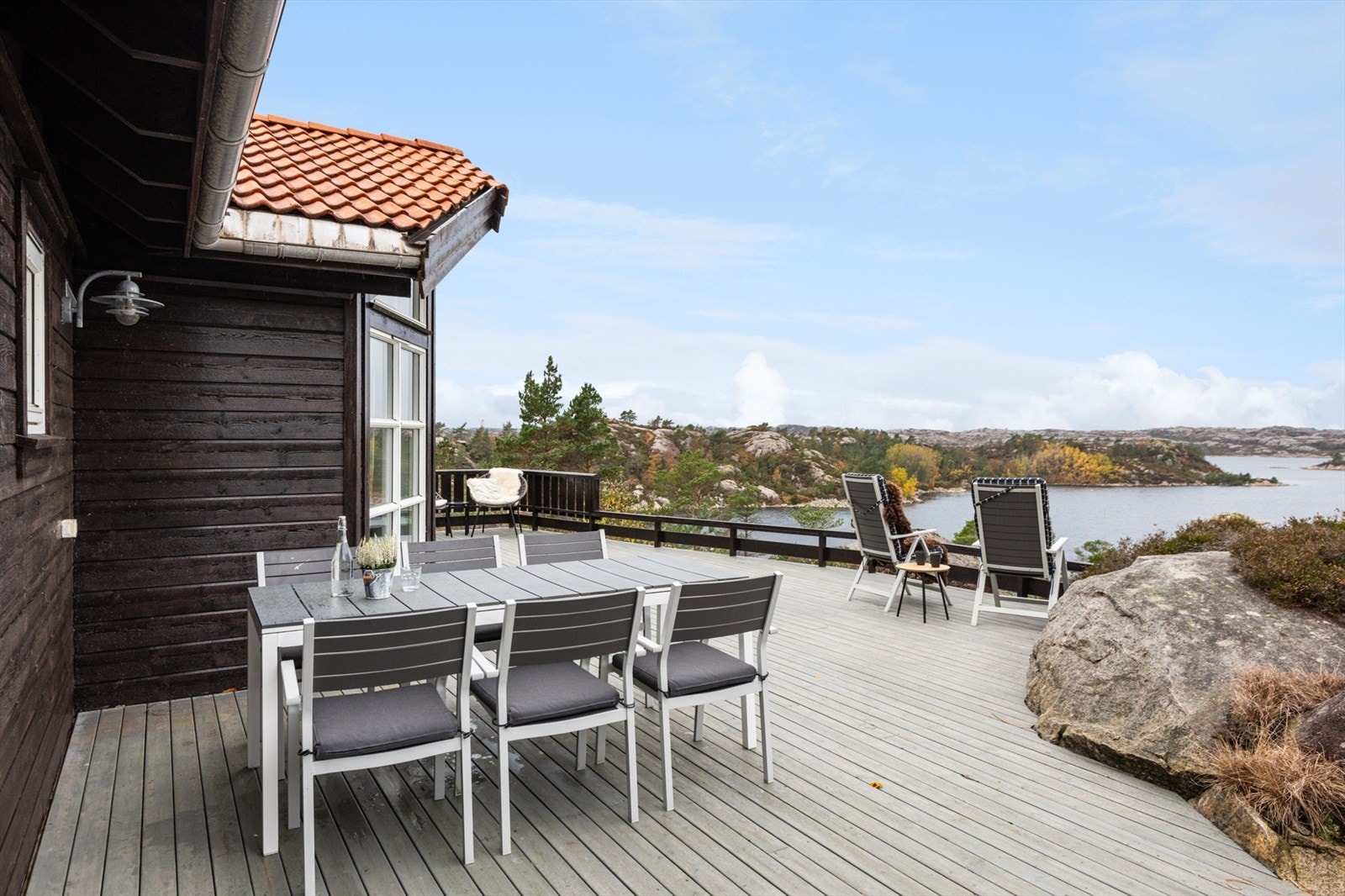 Det er god plass til fleire sittegrupper på terrassen. Galleribilde