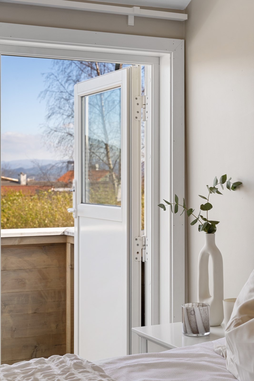 Balkong ut fra soverom hvor man får morgensol. Galleribilde