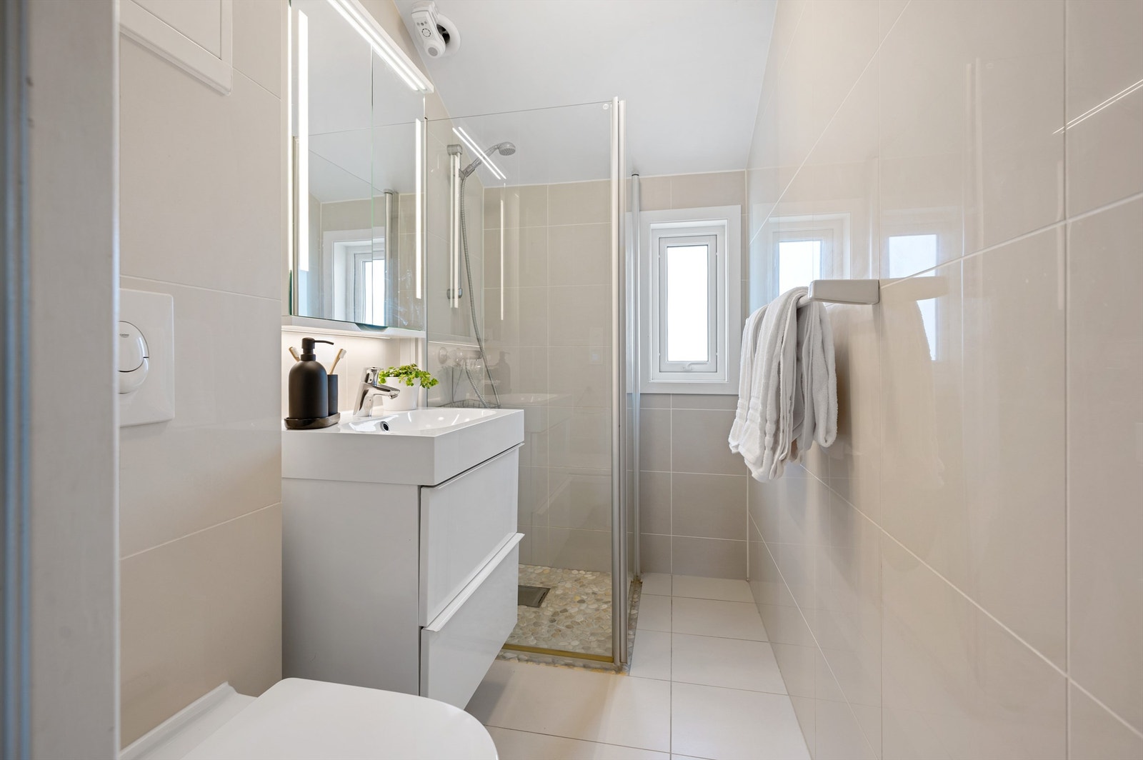 Fint helfliset bad som var helt nytt i 2015, i forbindelse med en lekkasje. Badet har dusjhjørne med innfellbare dusjvegger, varme i gulv, servant med skuffer og vegghengt toalett. Galleribilde