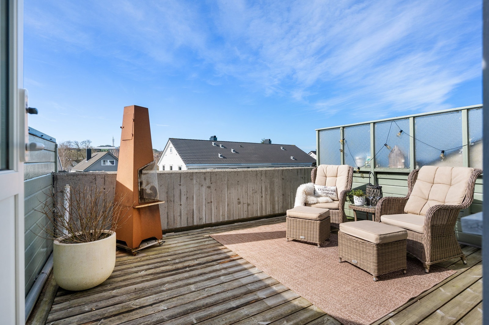 Balkong ut fra 2.etg med gode solforhold og plass til hagemøbler. Lange kvelder kan nytes her. Galleribilde