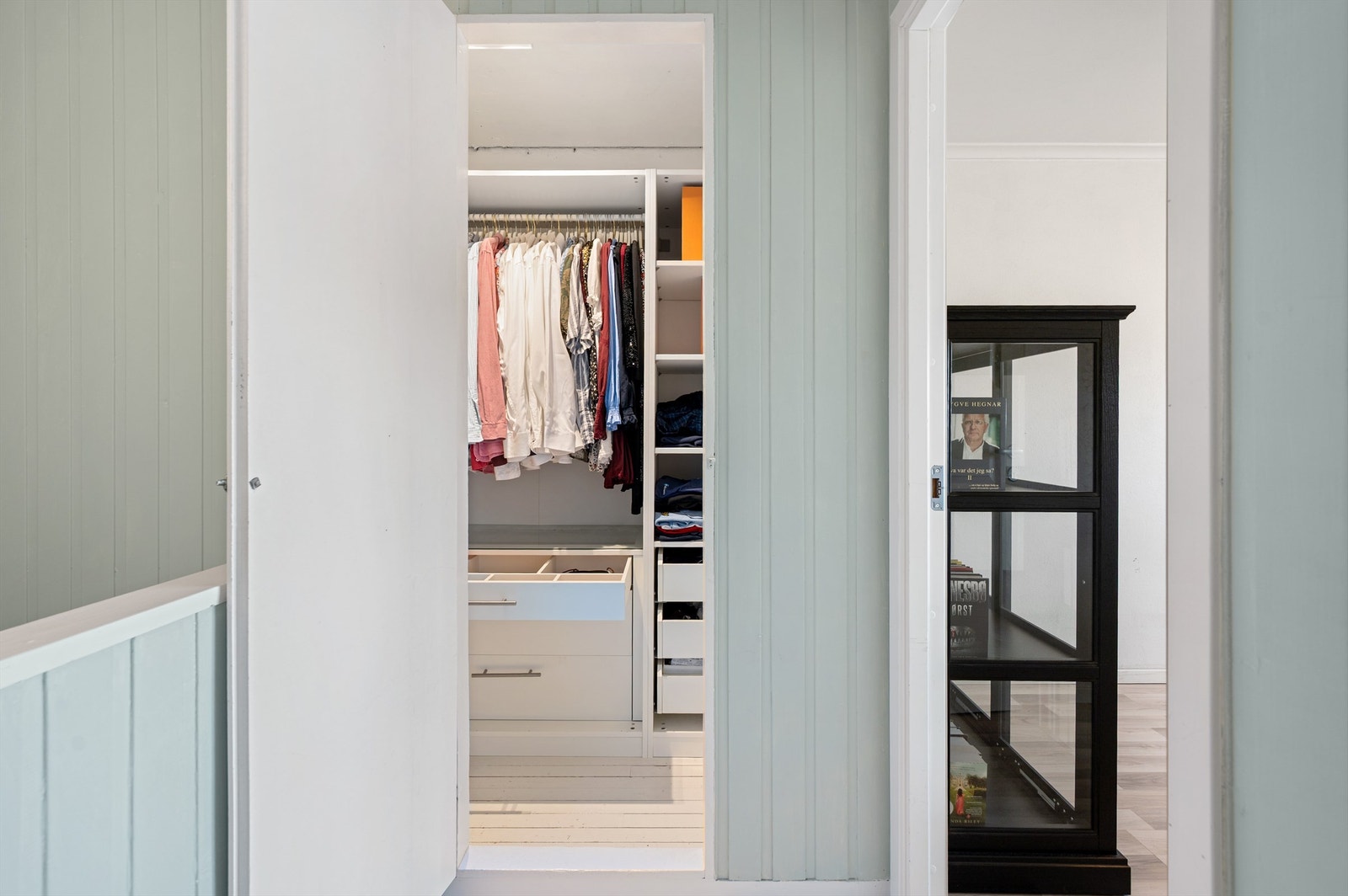 I 2.etg finner man 3 soverom av god strørrelse og fint helfliset bad, som var nytt i 2015 og walk-in-garderobe. Det er også trapp til stort loft med lagring. Galleribilde