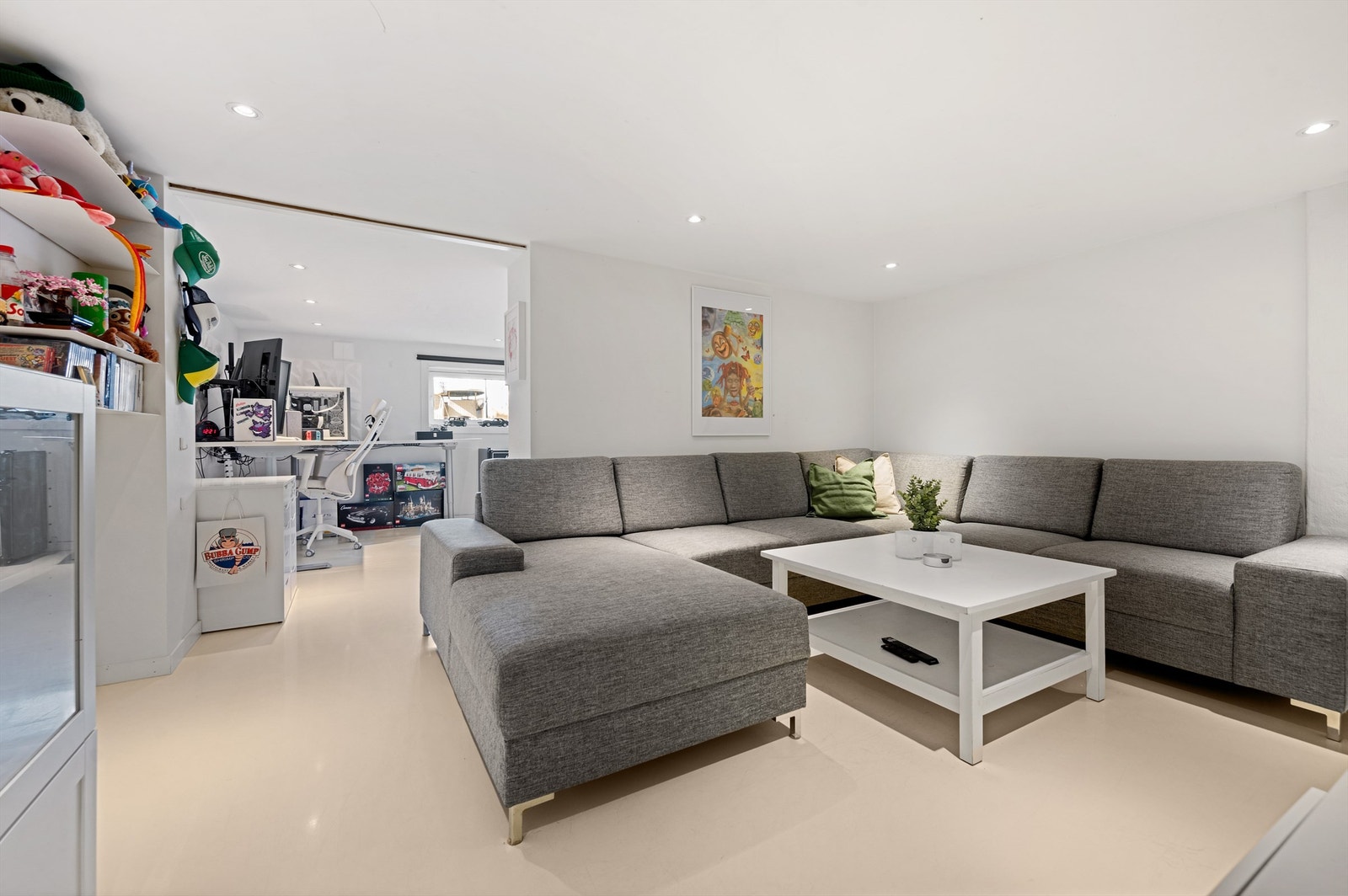 Kjellerstuen er av god størrelse og har plass til både salong og seng. Galleribilde