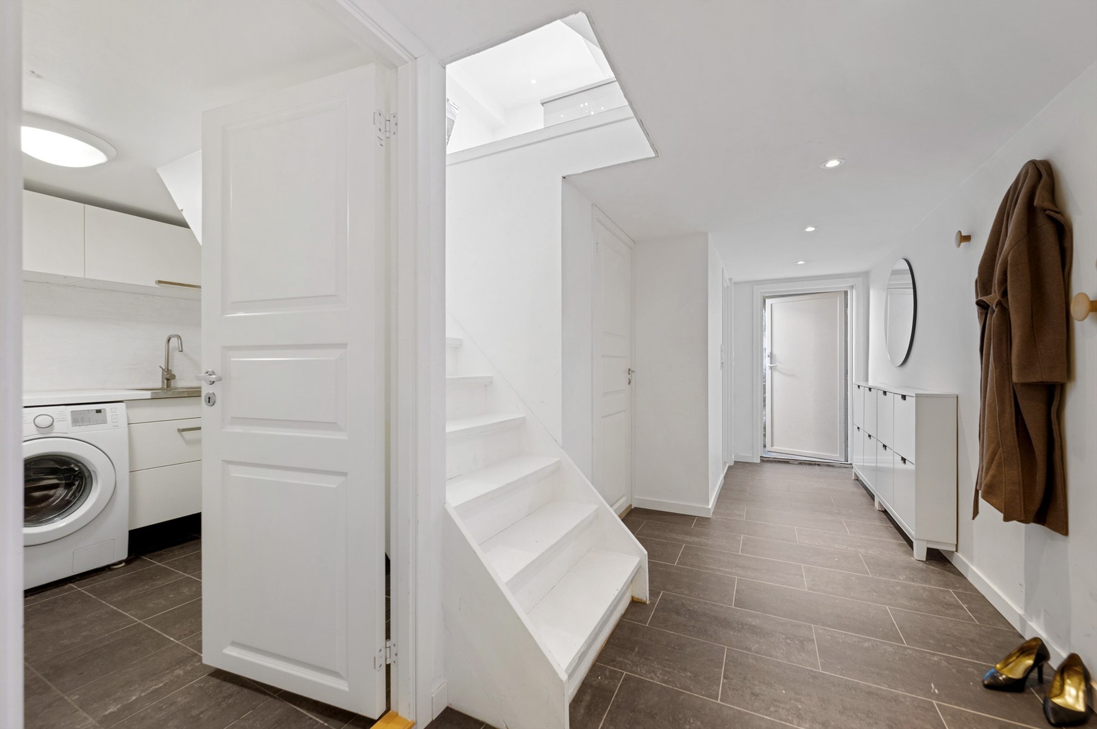 Kjelleren ble gravd ut i 2012 og innredet med kjellerstue, vaskerom, bad og gang. Varme i gulv, spotter i tak. Galleribilde