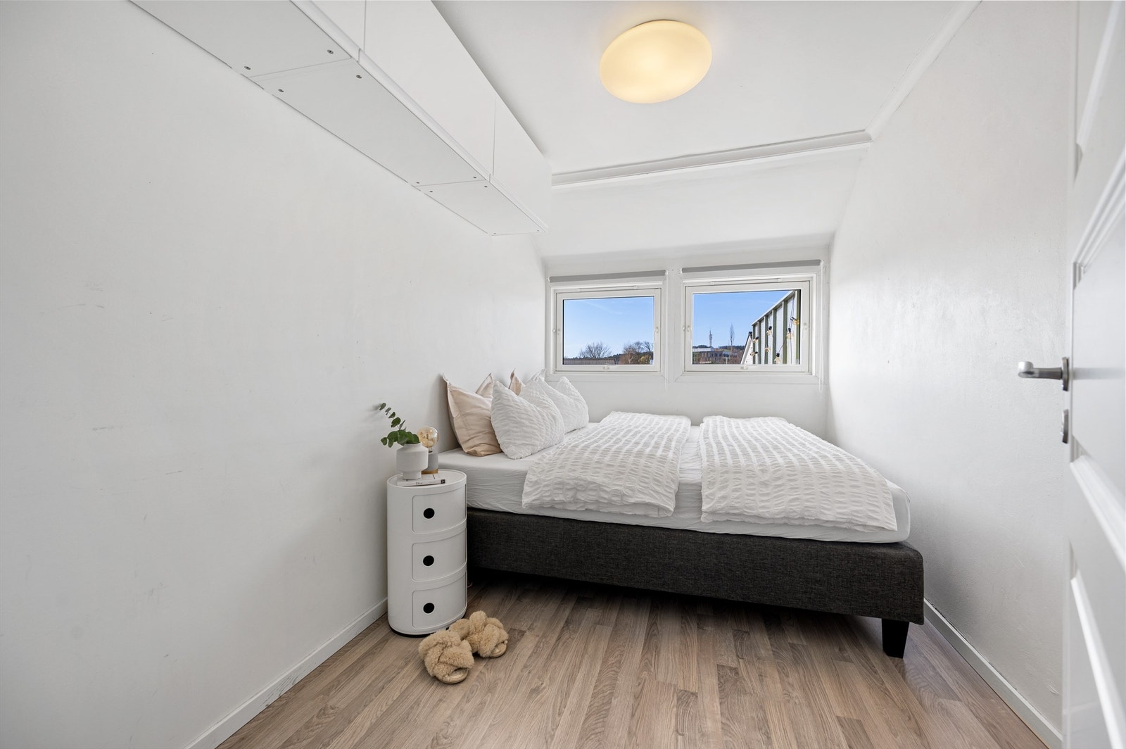 Soverom II med plass til stor seng. Det er laminat på gulv, malte vegger. Galleribilde