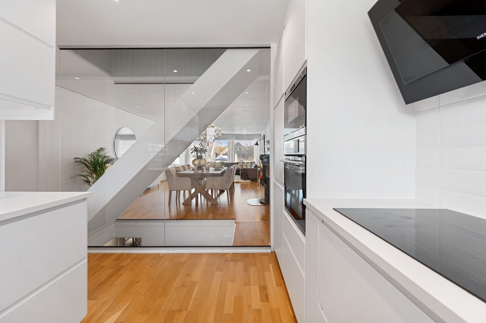 Lukket, men likevel åpen løsning mot stue. Galleribilde