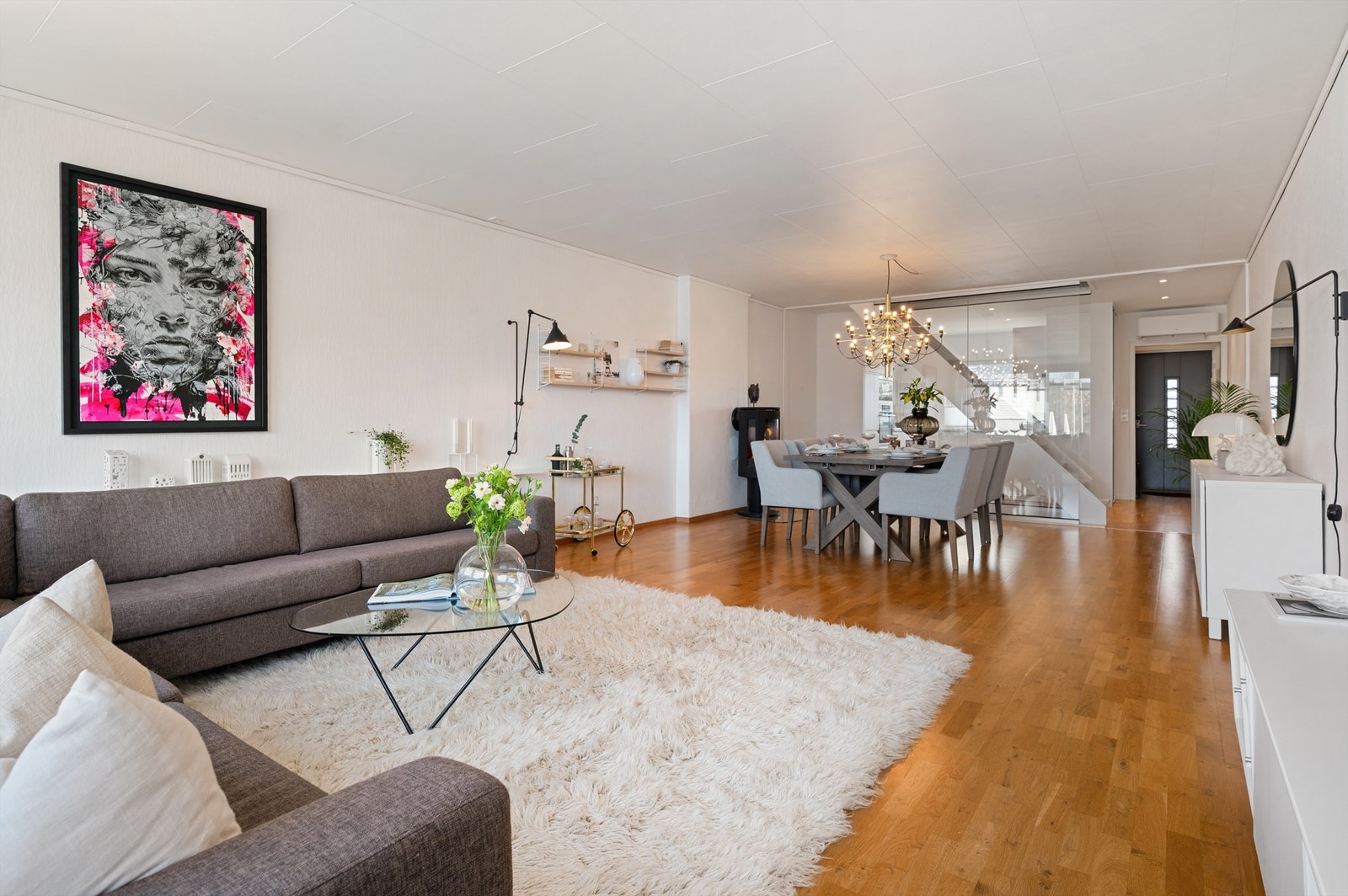 Åpen og stor stue med delvis åpen løsning mot kjøkken. Trapp popp til 2.etg og ned til kjeller. Galleribilde