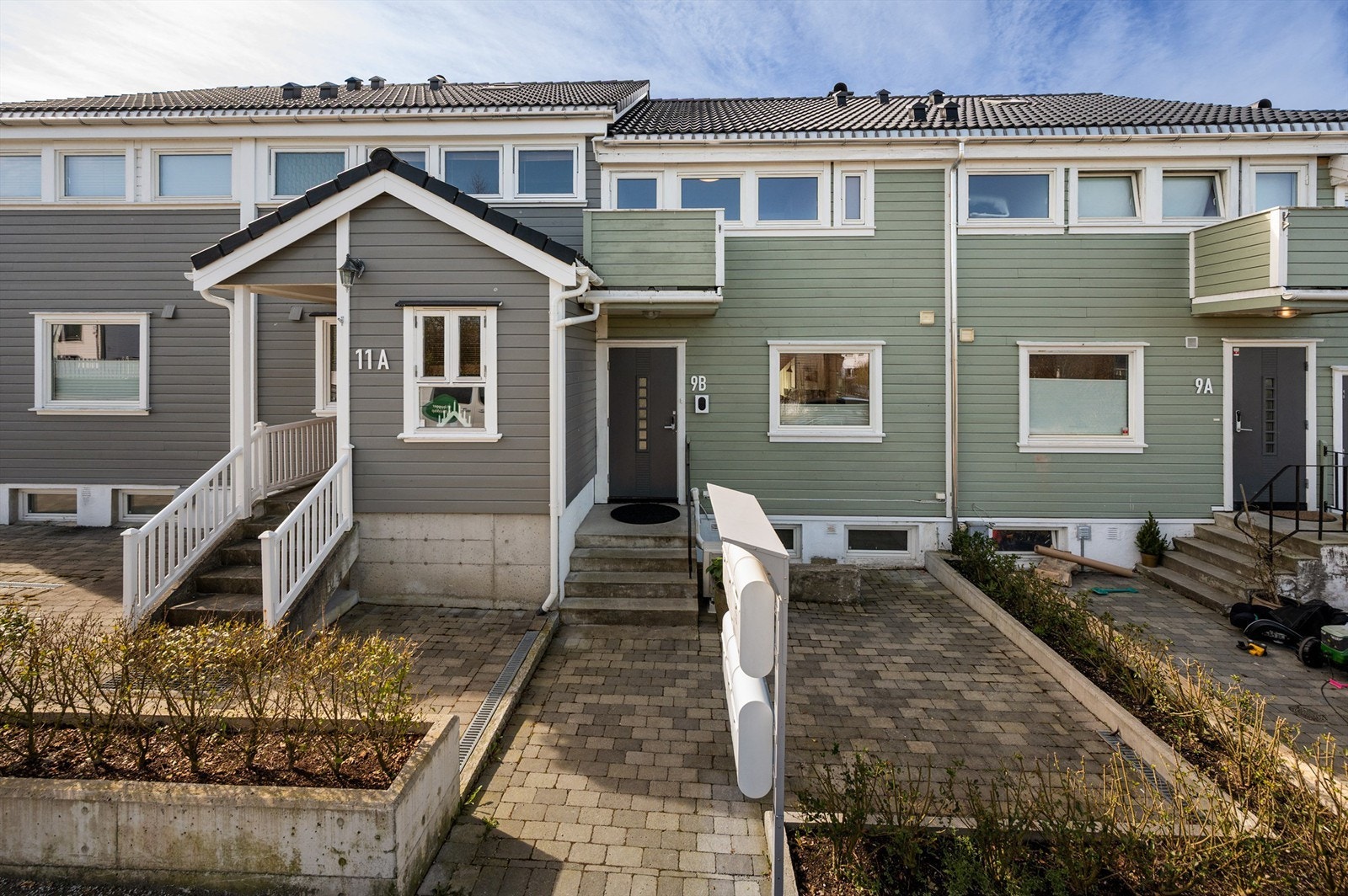 Det er uteplass på begge sider av boligen. Parkering i gate utenfor boligen, selger har installert elbil-lader på husveggen. Galleribilde