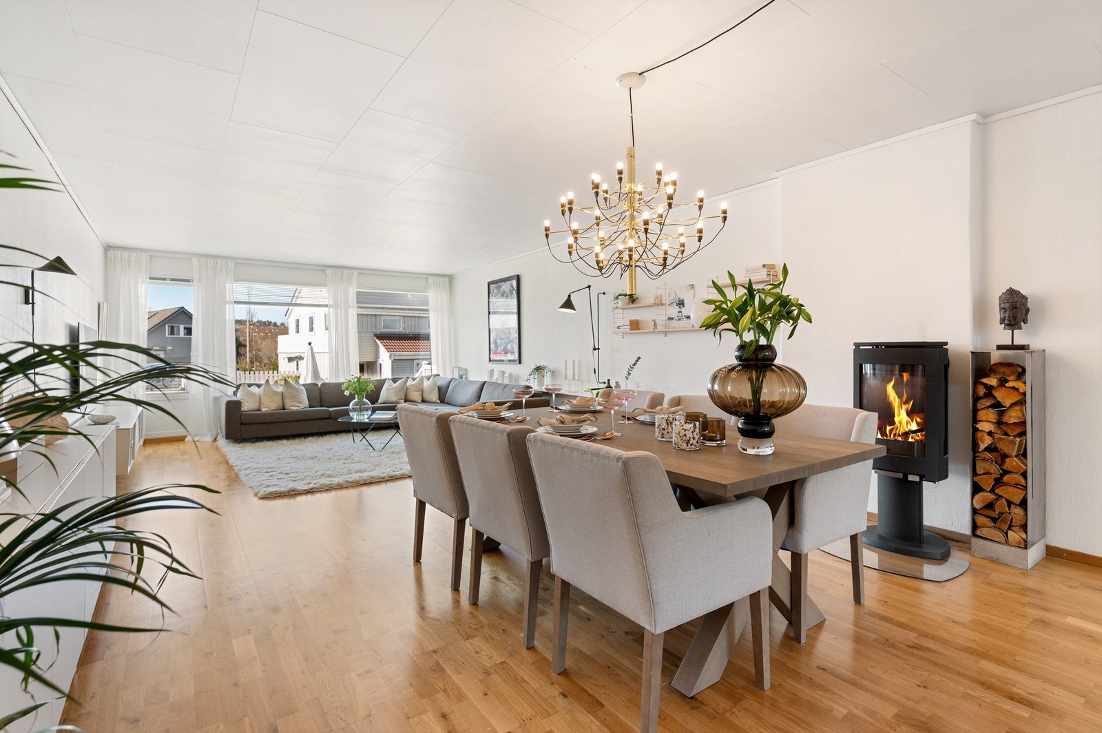 3 sov, 2 bad, kjellerstue. Terrasse og 2 balkonger. Parkering i gate. Loft. Galleribilde