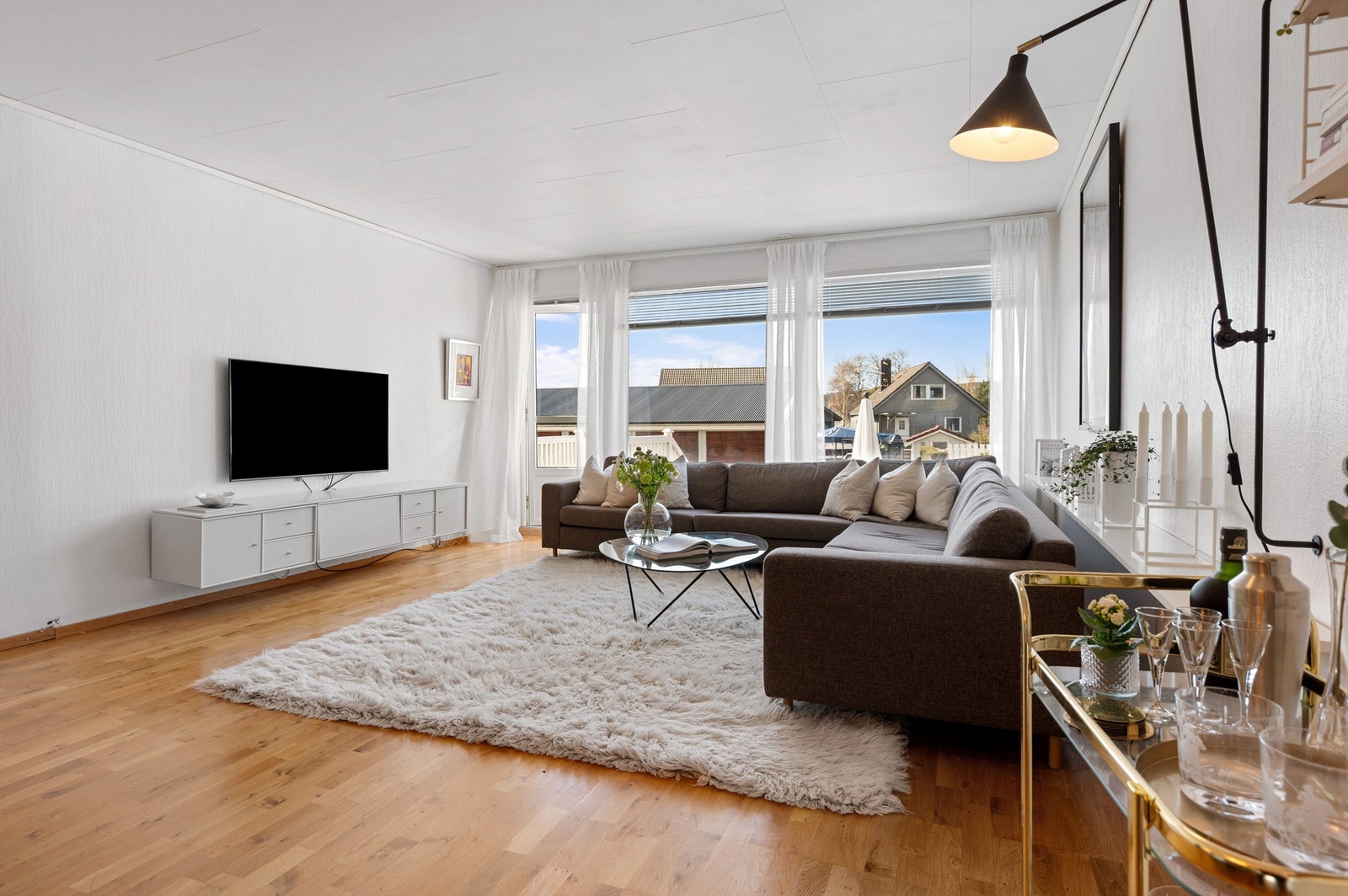 Romslig utbygd stue med god plass til salong og spisebord. Galleribilde