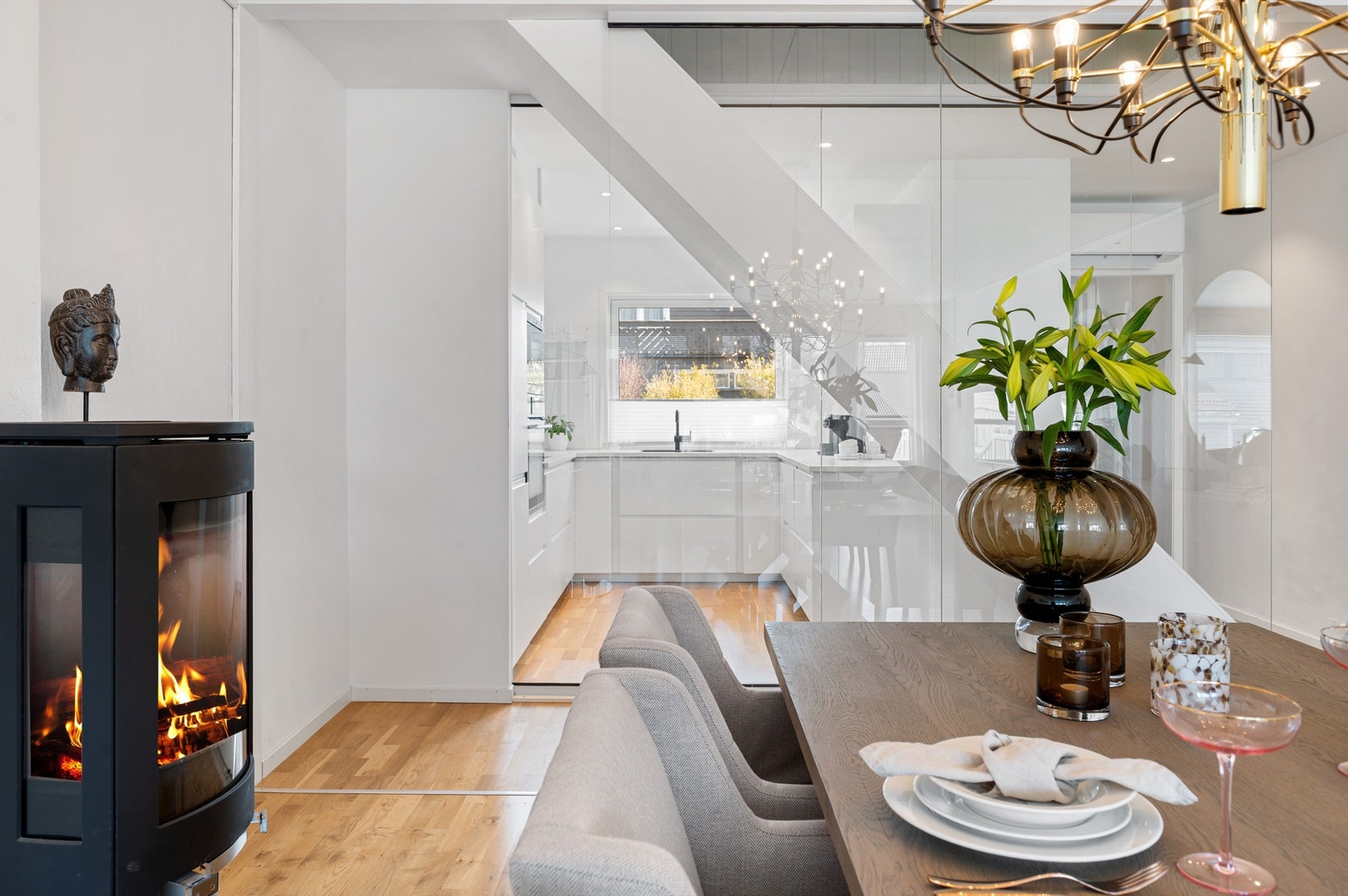 Det er både vedovn og varmepumpe i boligen. Galleribilde