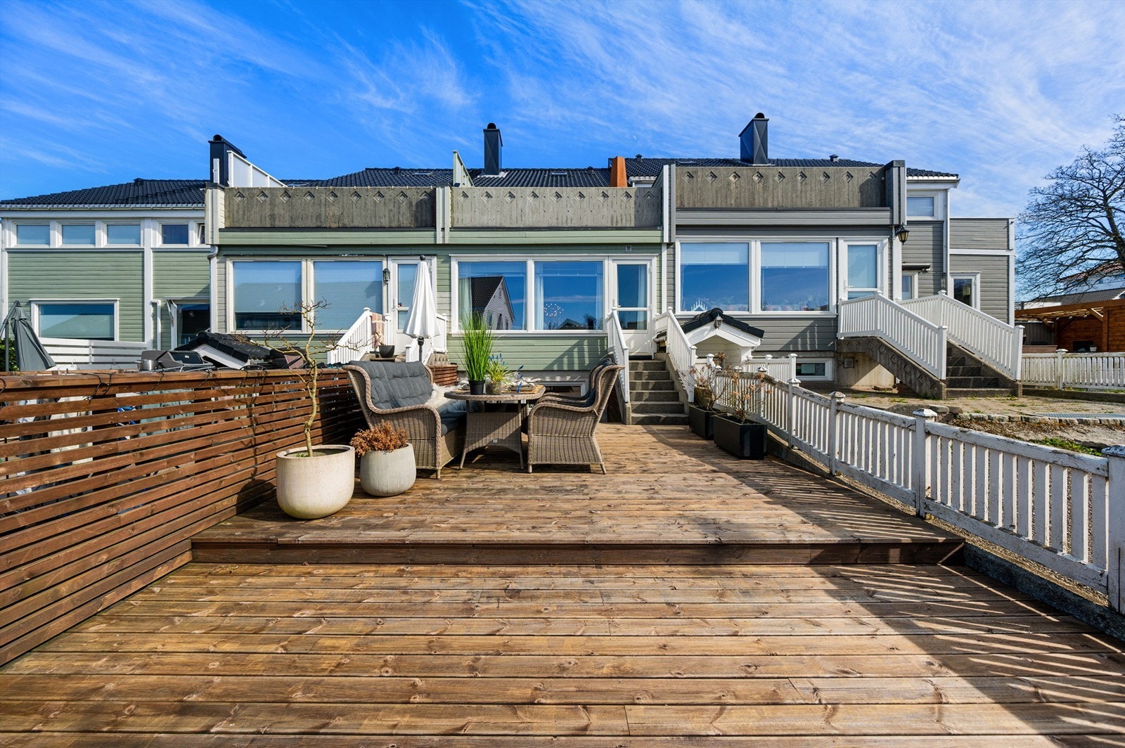 Man kan nyte solen lenge både på den store terrassen og balkongen ut fra 2.etg. Galleribilde