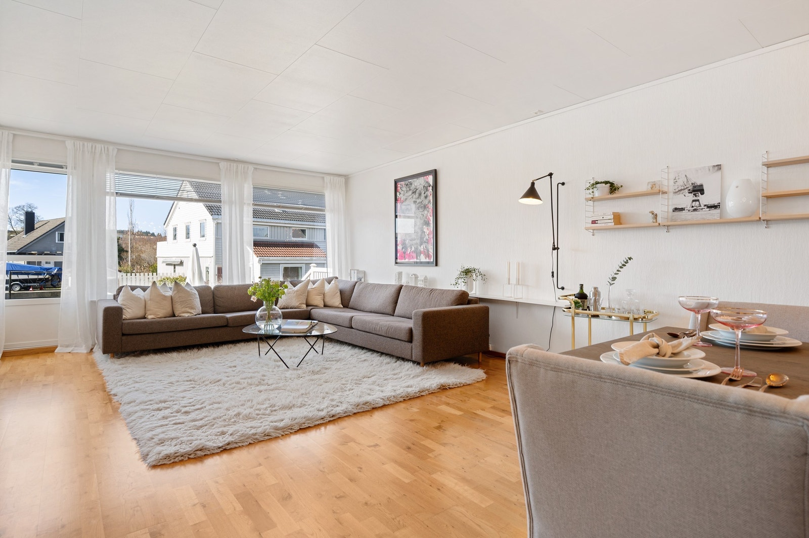 Stuen oppleves som meget lyst og luftig med store vindu, parkett på gulv og malte veggflater. Det er direkte utgang til solrik terrasse mot vest og gode solforhold. Galleribilde