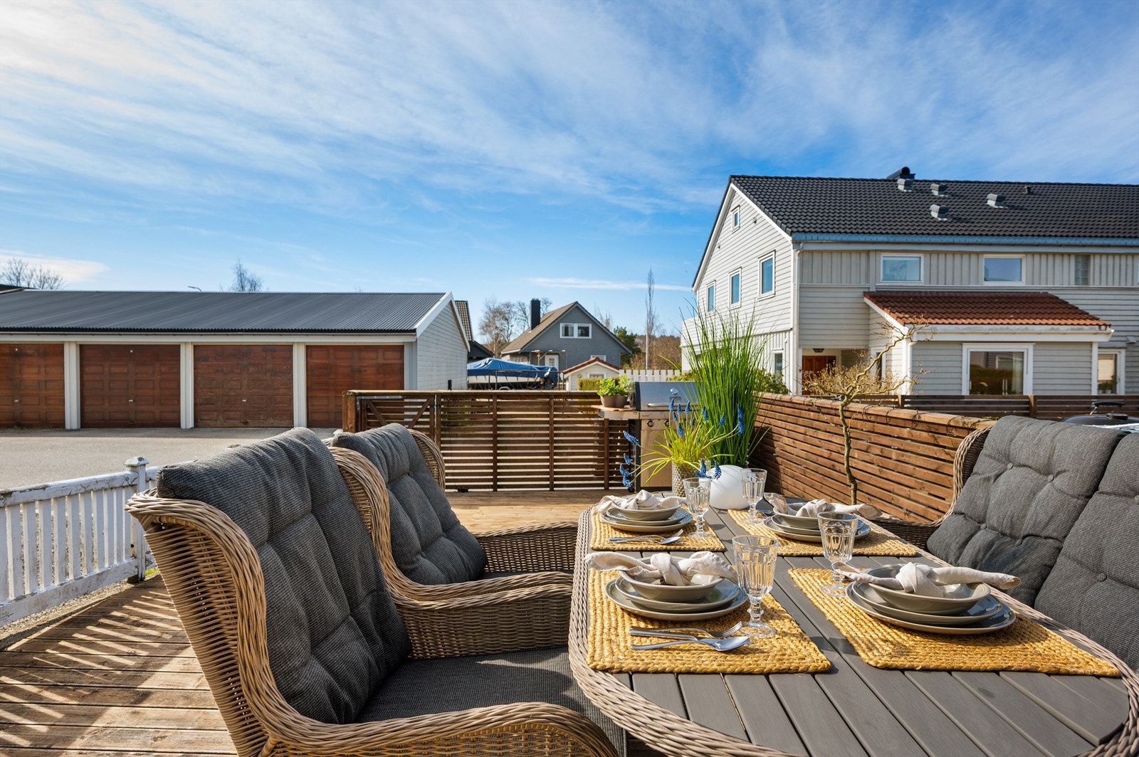 Det finnes noen garasjer til borettslaget, man må stå på venteliste der. Galleribilde