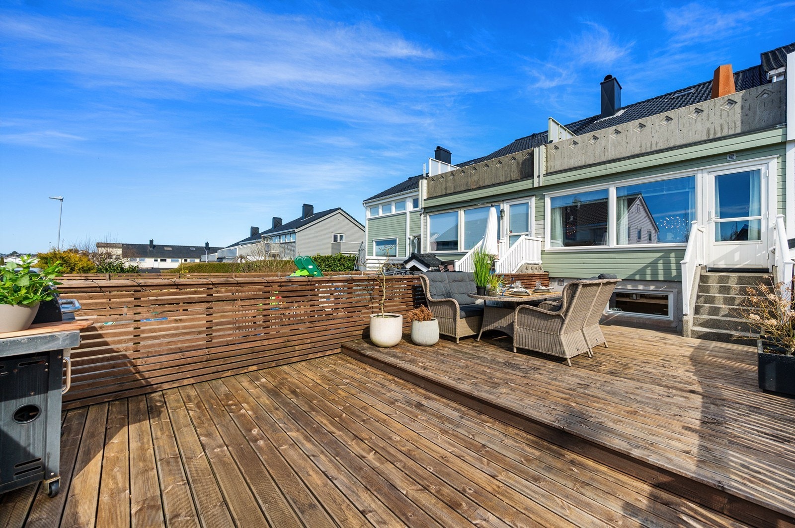 Fint og innholdsrikt rekkehus på Åsen, som er oppgradert utvendig i regi av borettslag og holder en god og nyere standard inne. Boligen har stor vestvendt terrasse og to balkonger, en mot vest og en mot øst. Galleribilde