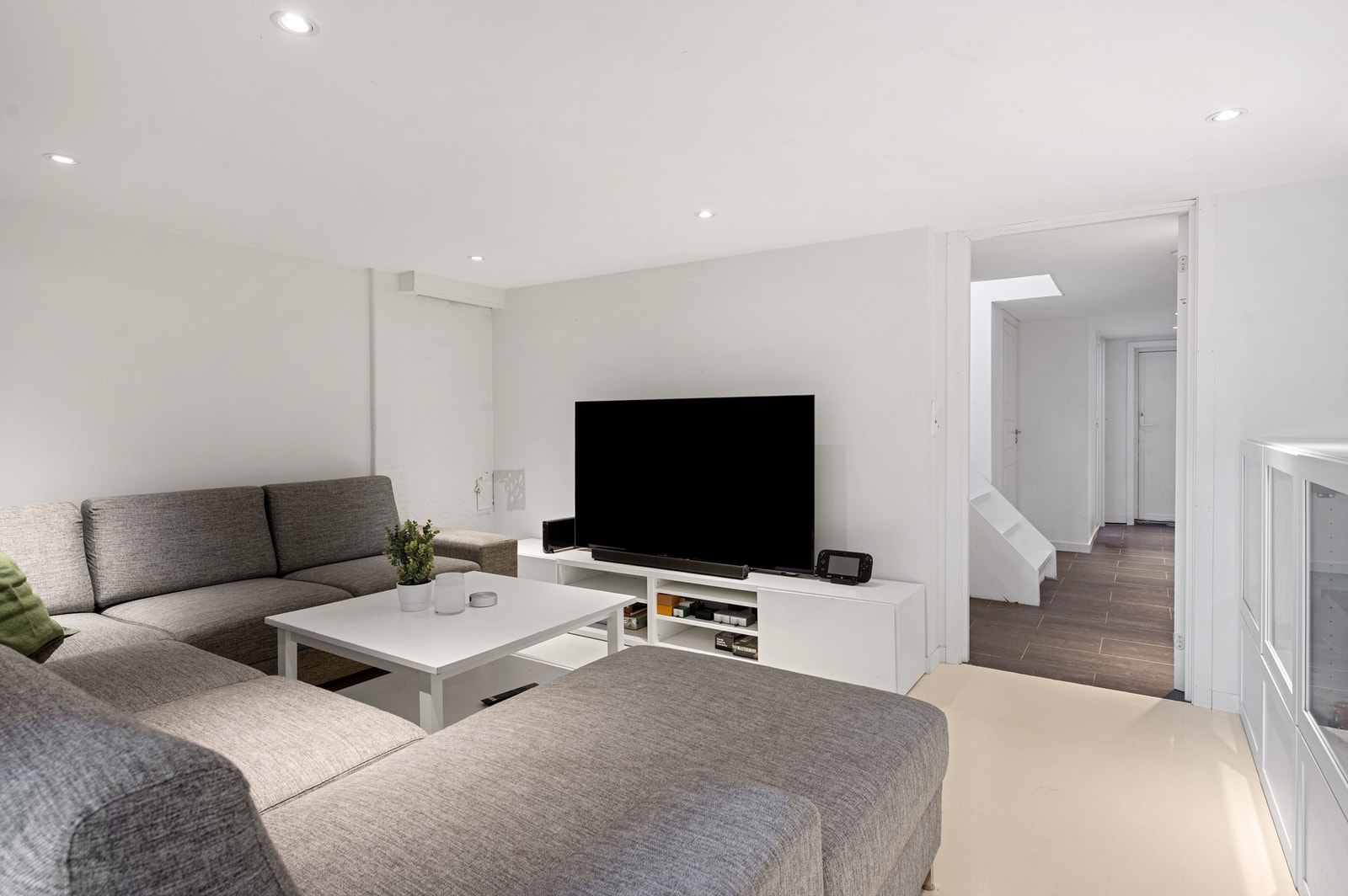 Et veldig kjekt rom for tenåringen eller som lekerom, kontor, gjesterom.
Det er lyse veggflater, epoxy på gulv og varmekabler i gulv. Galleribilde