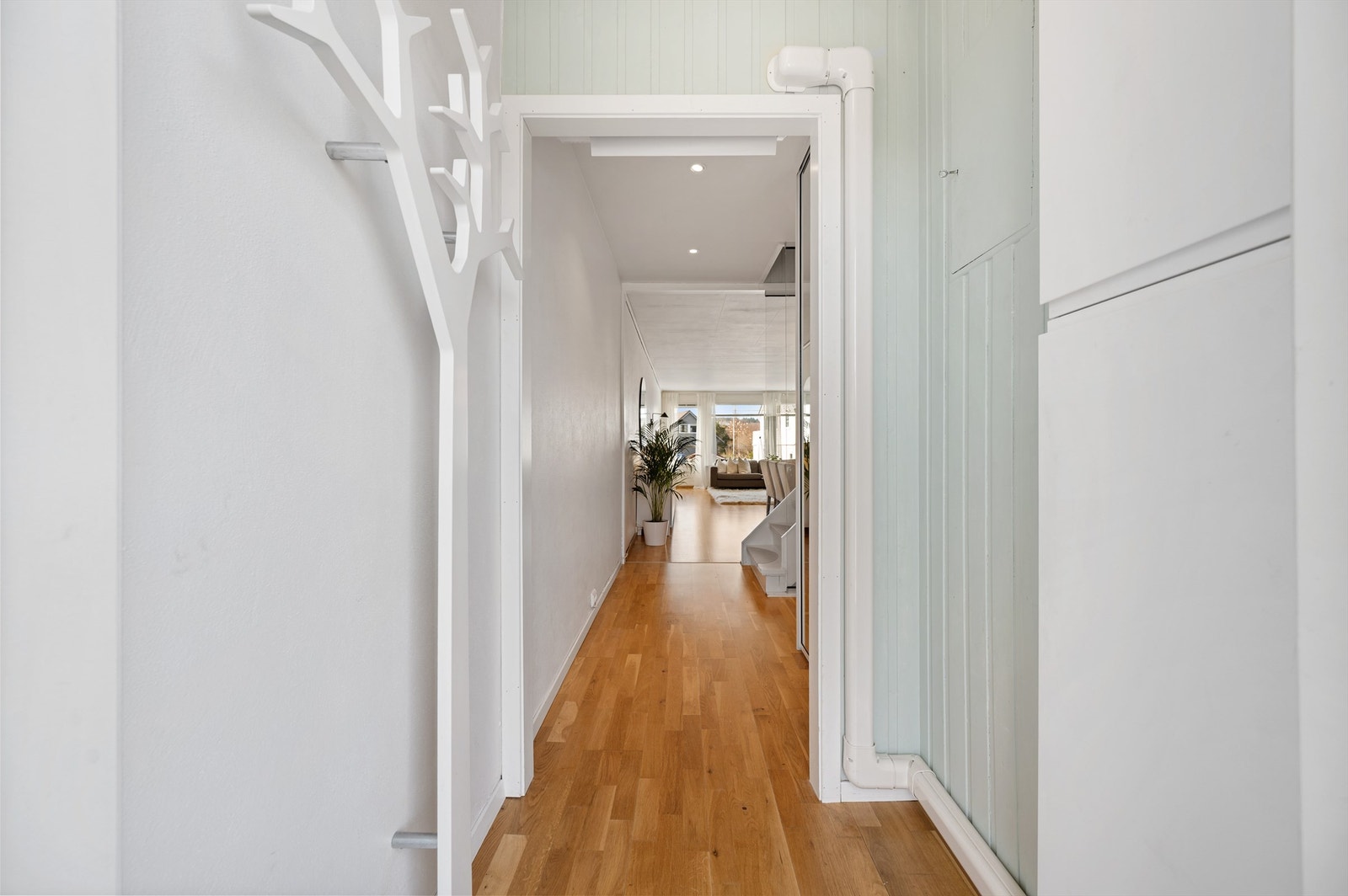 I denne etasjen har man kjøkken, stor stue med utgang til solrik terrasse og trapp ned til kjeller og til 2.etg. Galleribilde