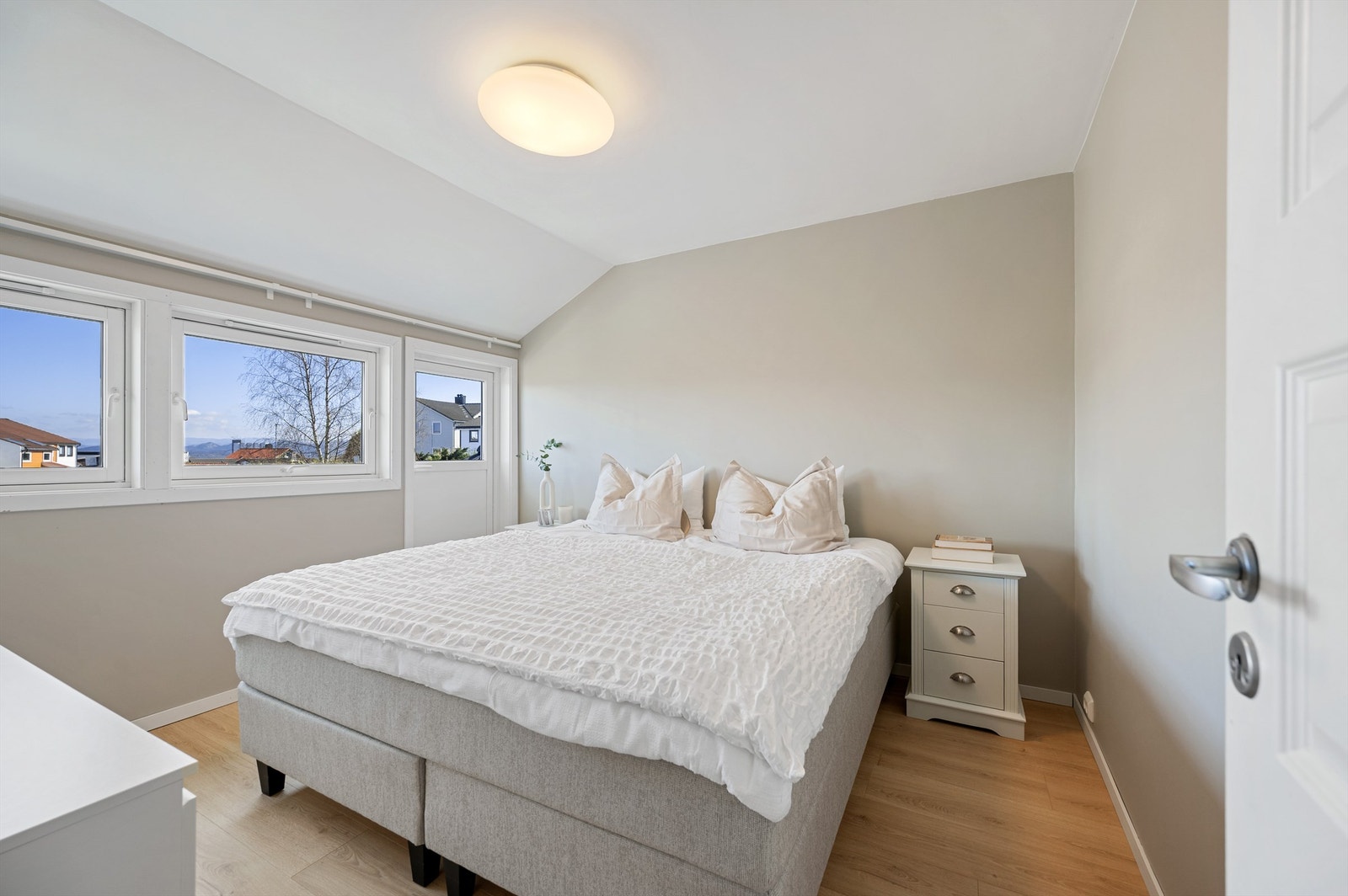 Soverom I med god plass til stor seng, nattbord og kommode om ønskelig. Her er det laminat på gulv, vegger malt i en tidsriktig farge og utgang til østvendt balkong. Galleribilde