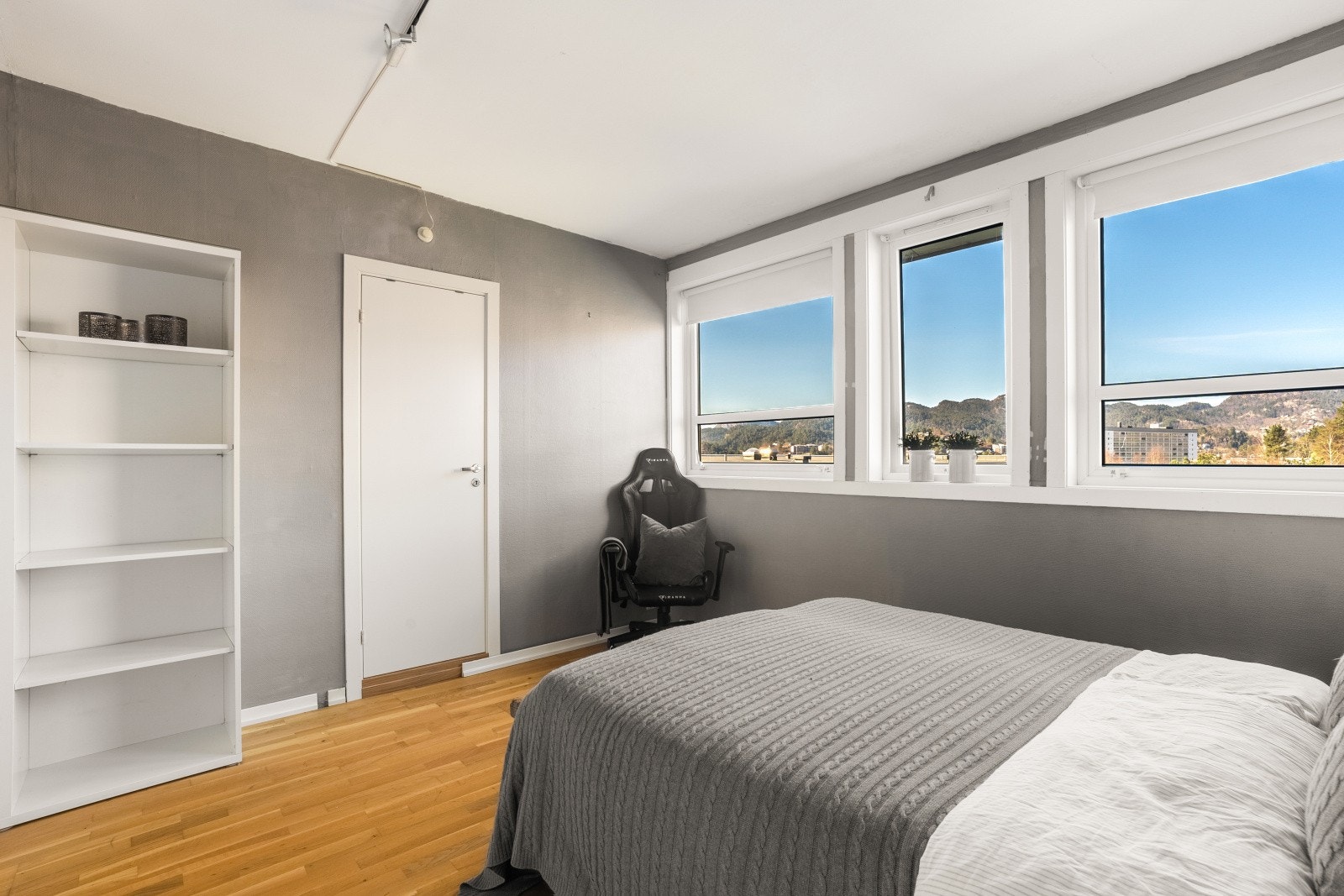 Hovedsoverommet har direkte adgang til badet. Galleribilde