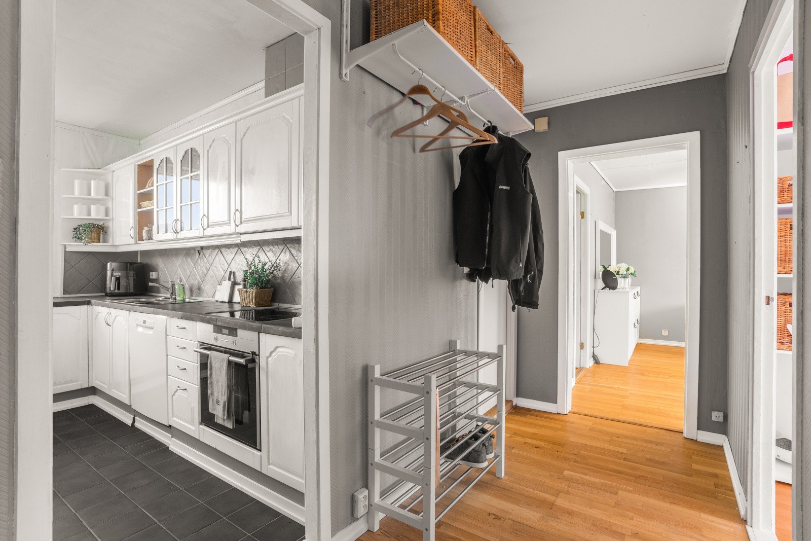 Kjøkkenet på 7,7 kvadratmeter er praktisk utformet for effektiv bruk av plassen. Galleribilde