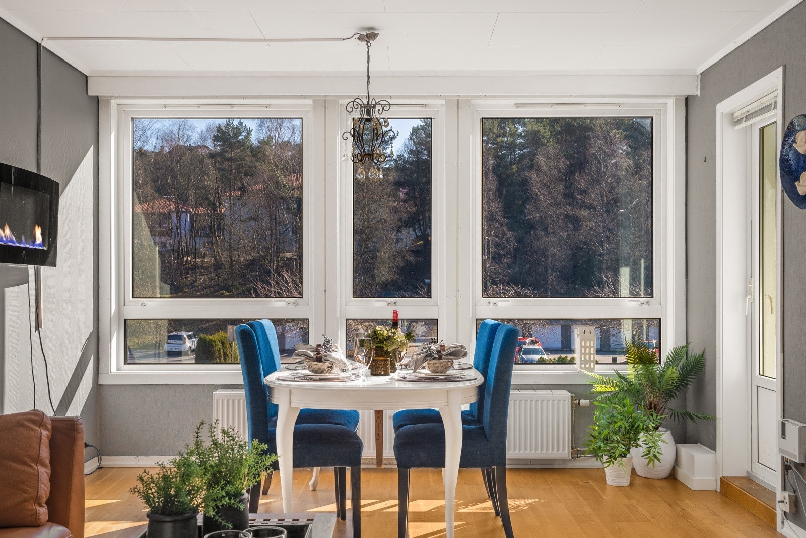 Store gode vinduer sørger for å gi leiligheten mye naturlig belysning. Galleribilde