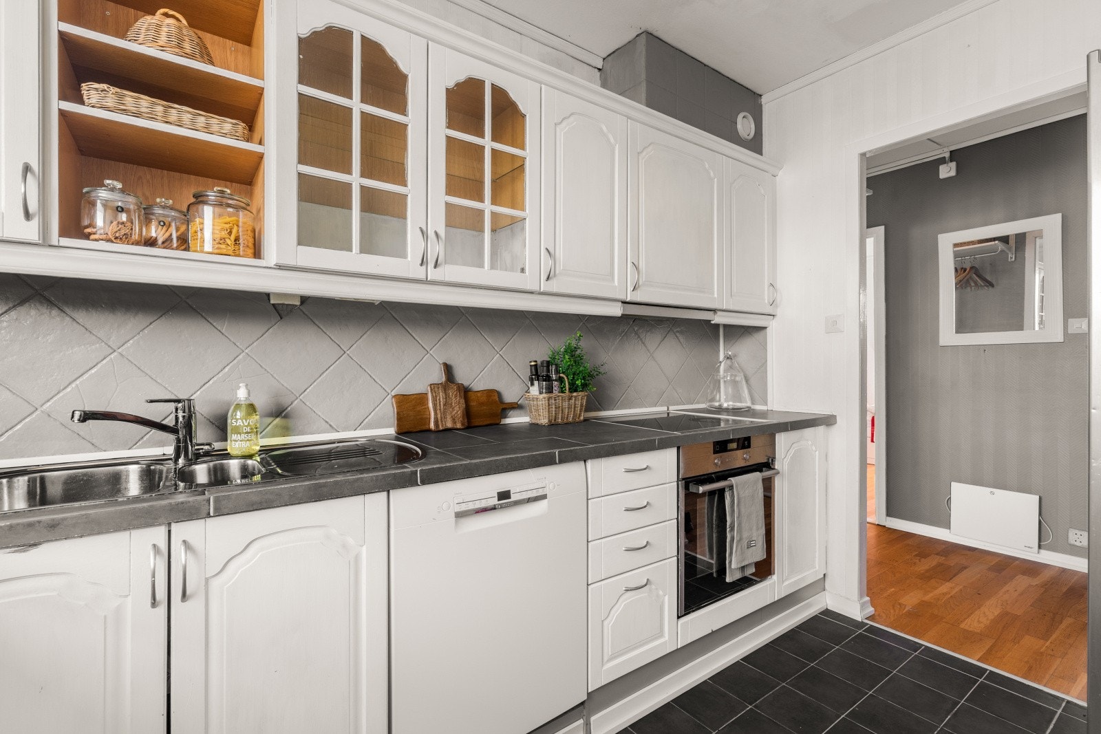 Integrerte hvitevarer som stekeovn og platetopp medfølger salget. Galleribilde