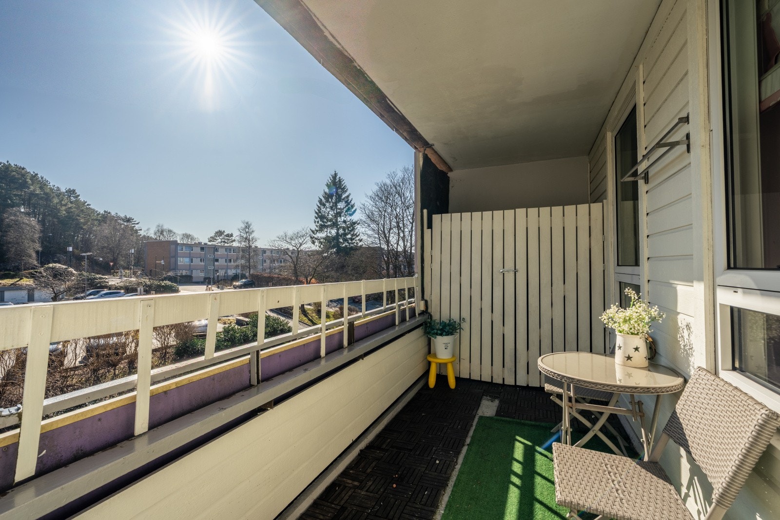 Fra stuen får du direkte tilgang til en herlig balkong på hele 8,4 kvadratmeter. Galleribilde