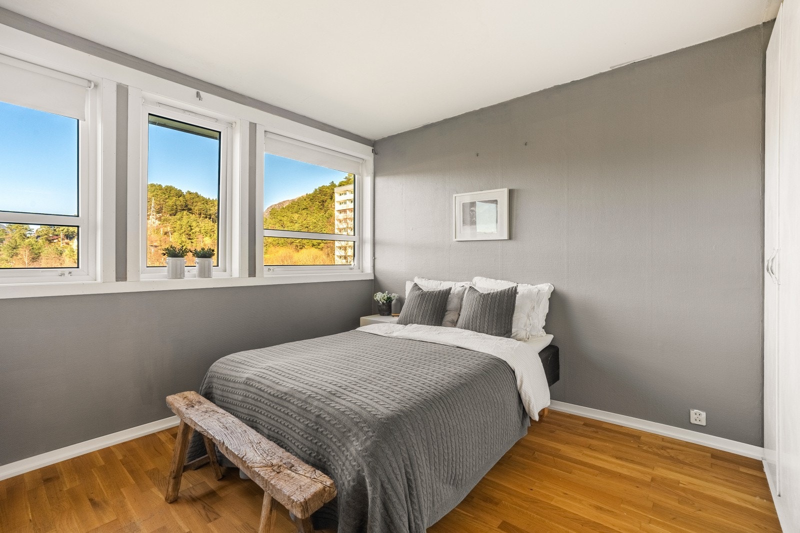 Leiligheten har tre soverom på hhv. 14,1 kvm, 8,7 kvm og 6,6 kvm. Galleribilde