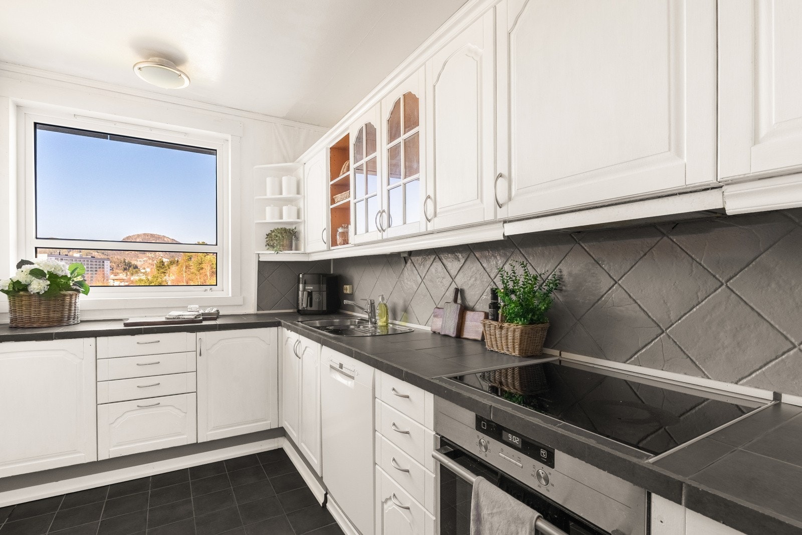 Dette kjøkkenet er klart for daglig bruk med alt du trenger for å lage mat og holde det ryddig. Galleribilde