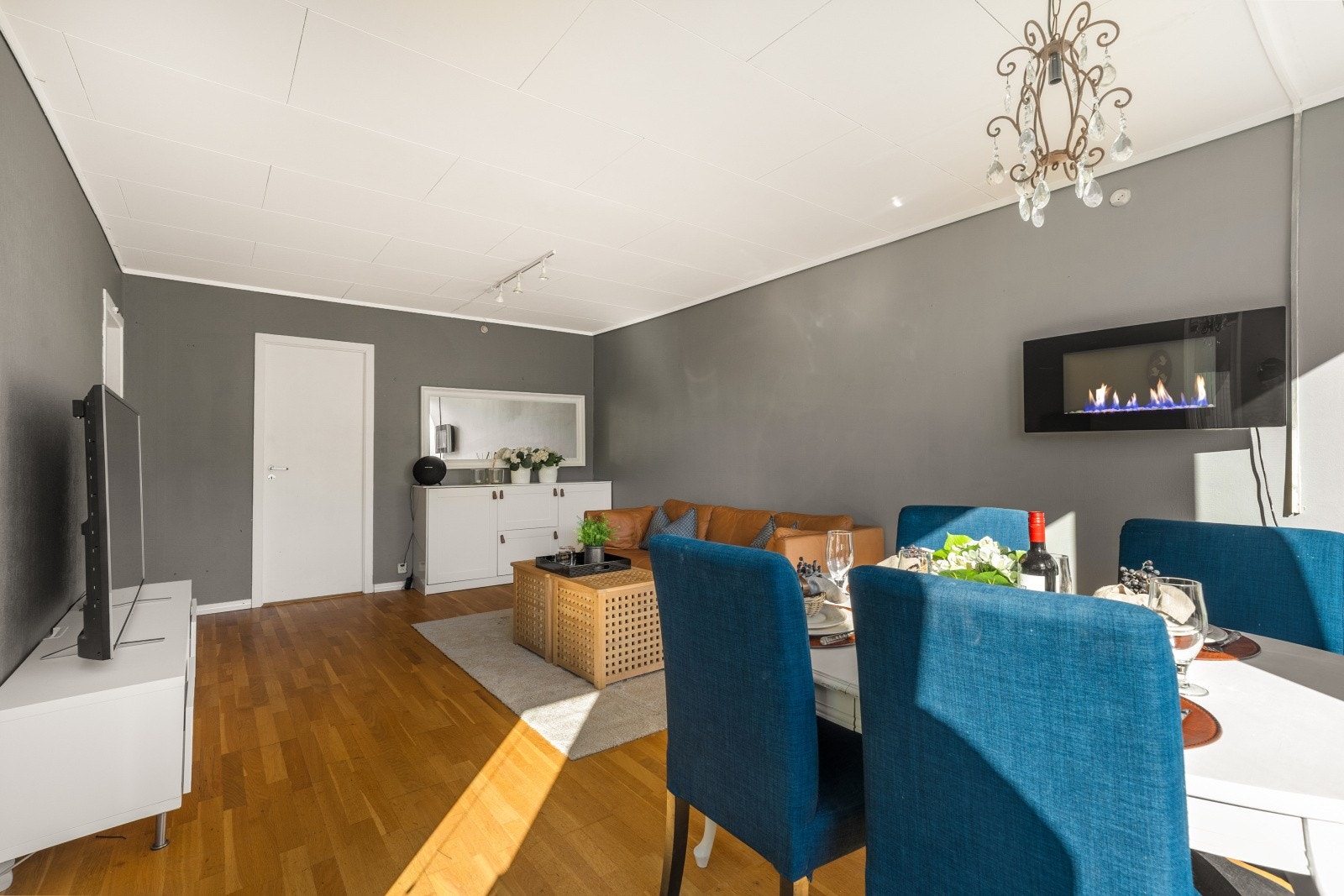 Du kan sette opp en stor sofa for TV-kvelder, eller en spisestuegruppe for middager med venner. Galleribilde