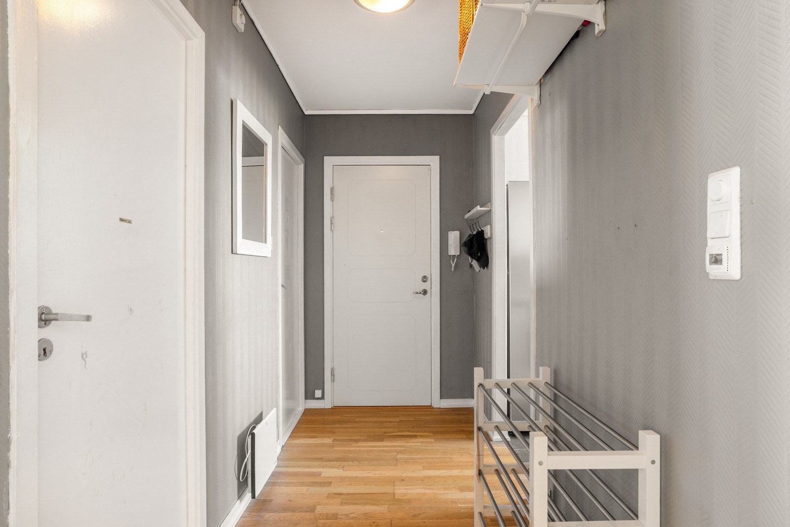 Inngangspartiet ditt er på 5,5 kvadratmeter og gir deg en ryddig velkomst til hjemmet. Galleribilde