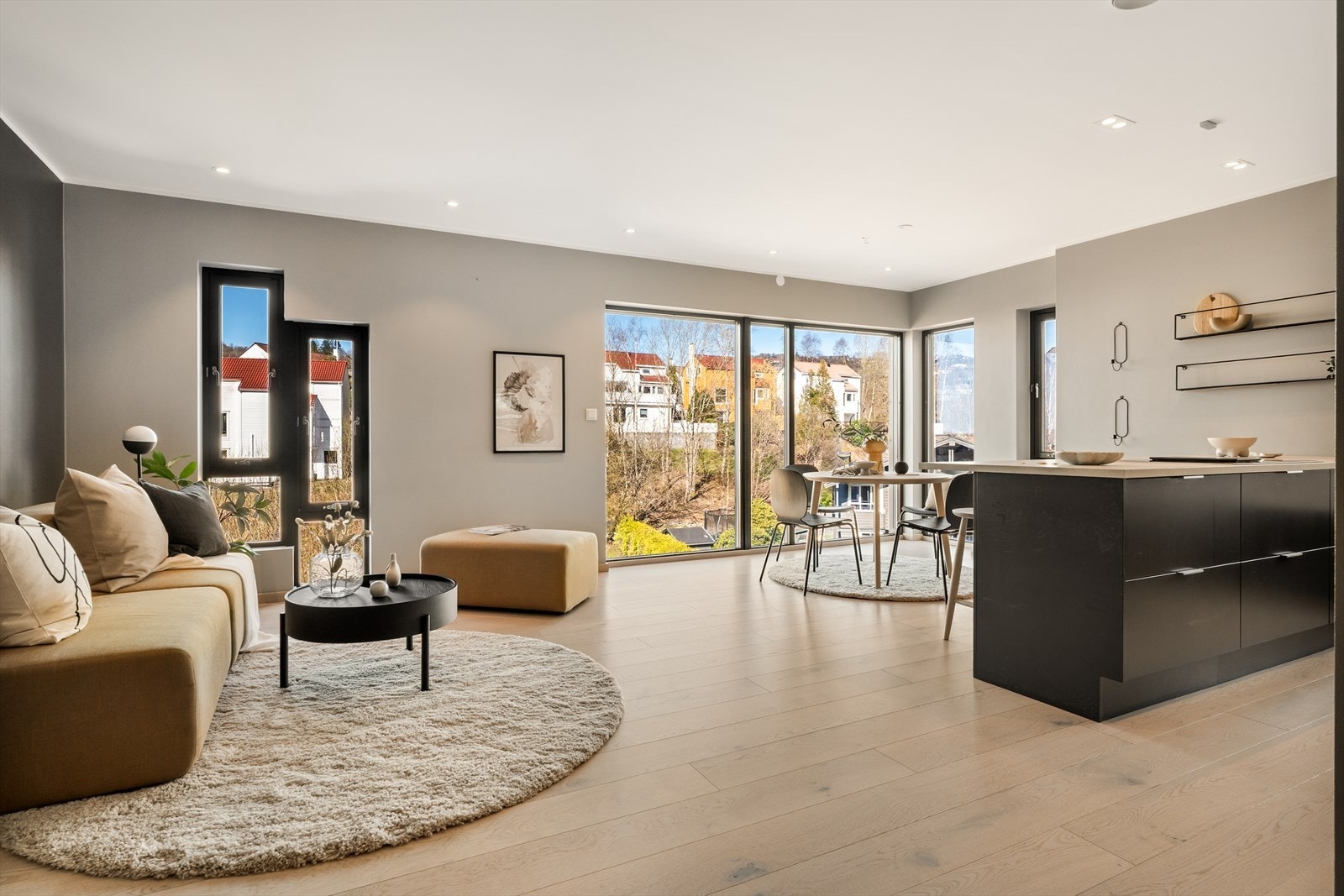 Boligen går over 2 plan med en stor takterasse med utgang fra stue eller utenfra. Galleribilde