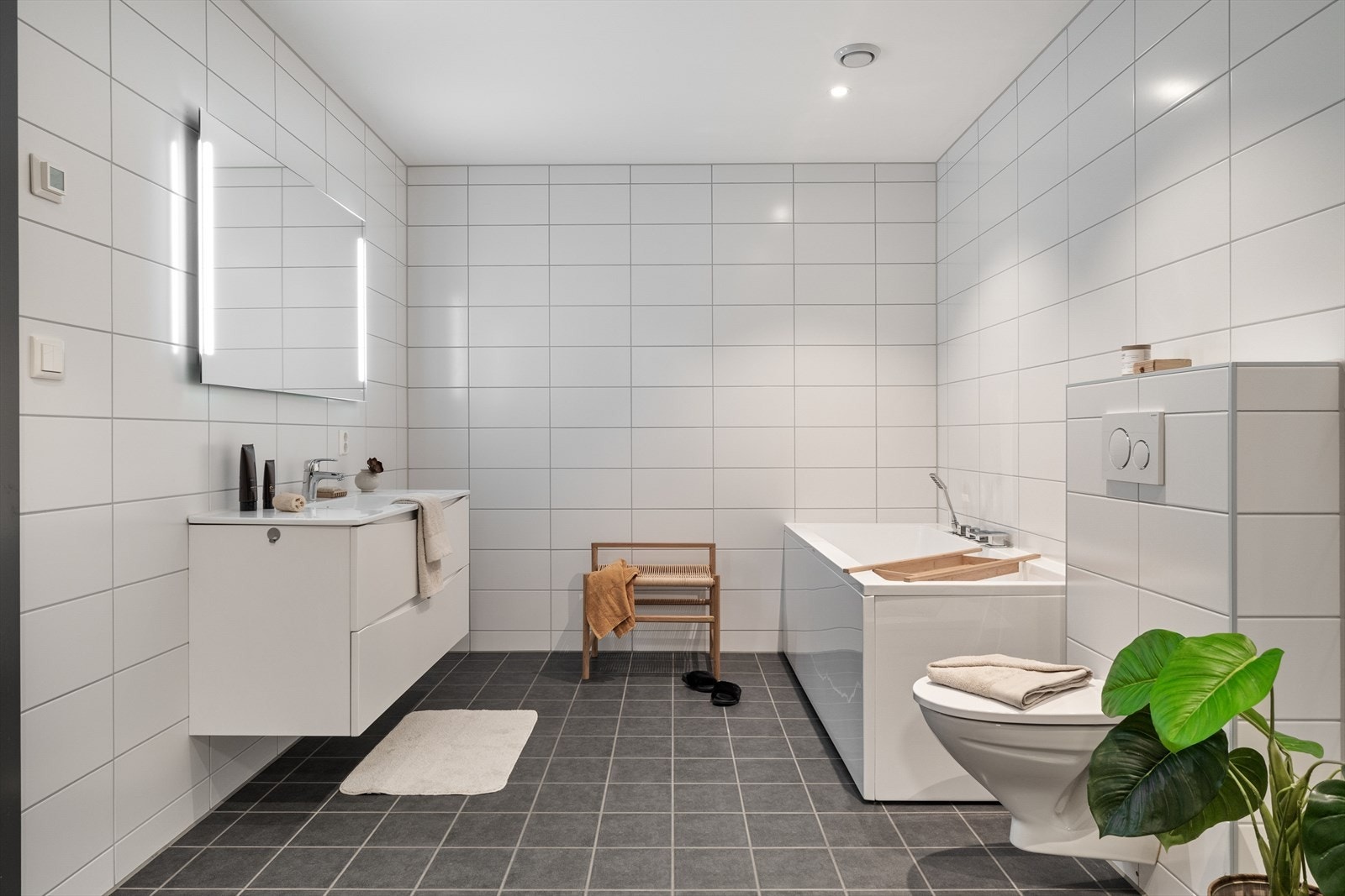 Helfliset bad i 1.etasje med gulvvarme og badekar! Galleribilde