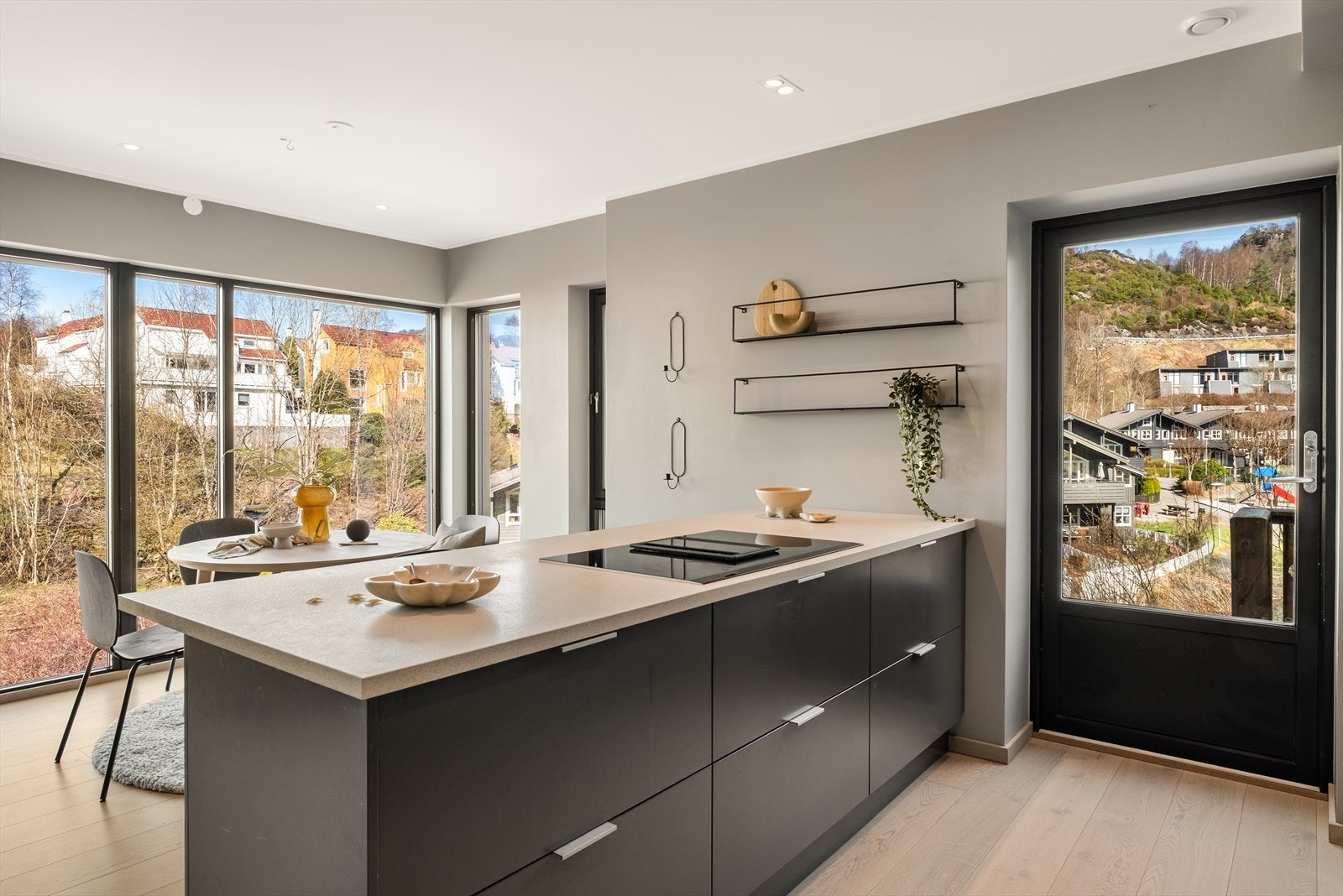 Fra stue/kjøkken er det utgang til takterassen! Galleribilde