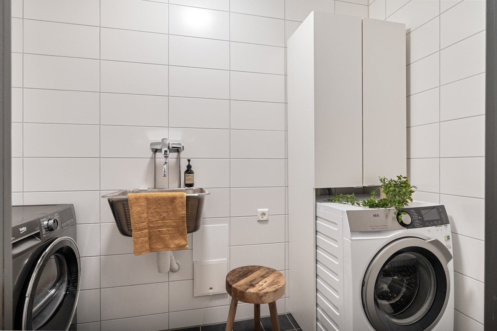 Godt med plass til vaskemaskin og tørketrommel! Galleribilde