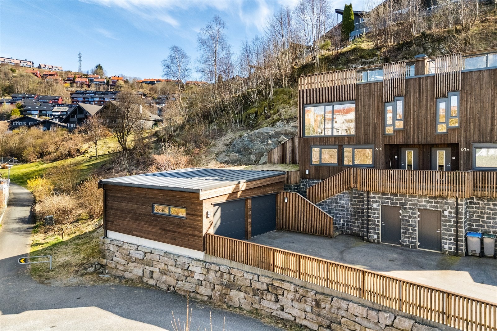 I nabolaget finner man ballbinge, fotballbane og lekeplass for de minste. Det er kort gangavstand til Kringlebotn skole, flere barnehager og fritidsaktiviteter. Galleribilde