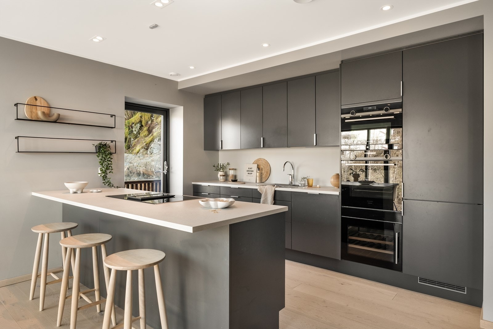 Kjøkkenet er velutstyrt med integrerte hvitevarer, vinskap og praktisk kjøkkenøy! Galleribilde