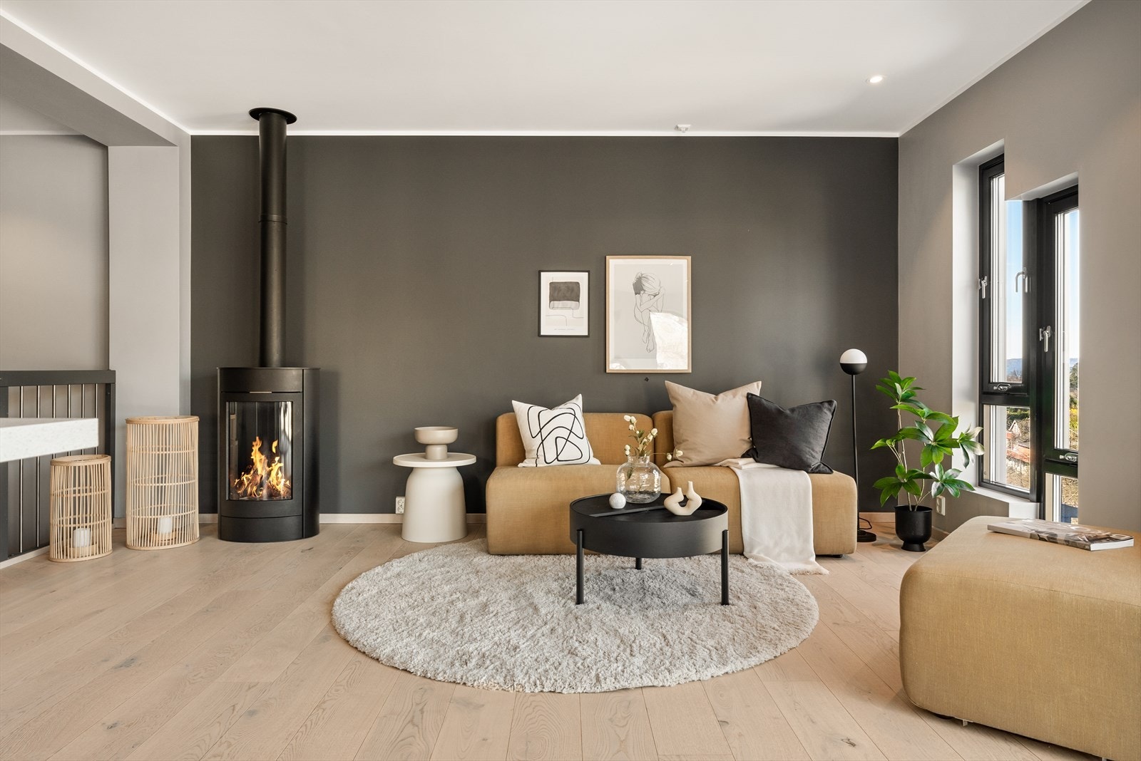 Stuen er malt i moderne tidsriktige farger med flott parkett på gulv! Galleribilde