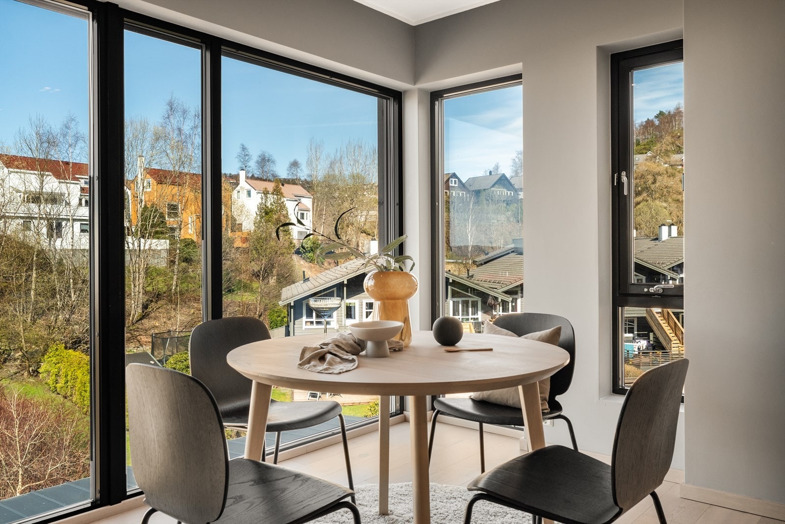 Rikelig med naturlig lys gjennom store vinduer! Galleribilde