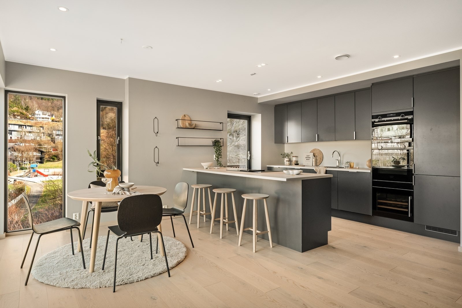 Flott moderne åpen stue- og kjøkken løsning på hele 32 kvm! Galleribilde