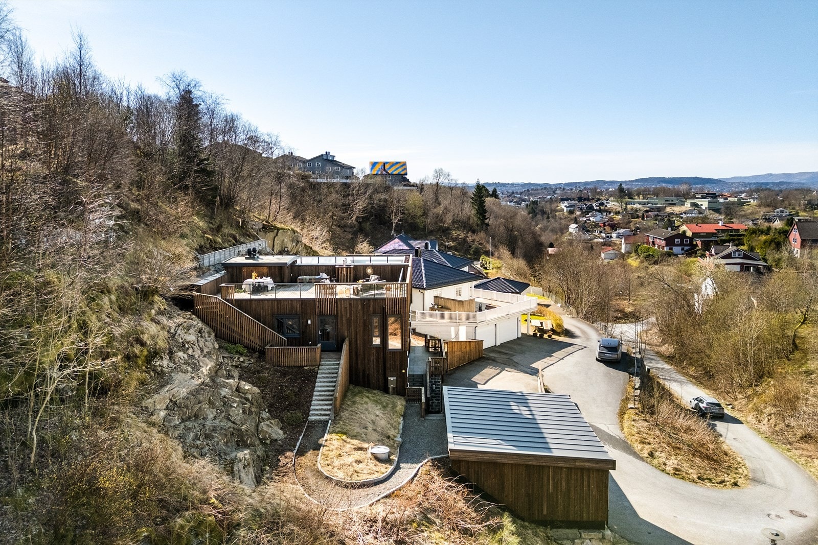 Her bor man sentralt, men likevel i rolige, trygge og naturskjønne omgivelser med nærhet til flott turterreng som bl.a. Rambjøraskogen. Galleribilde