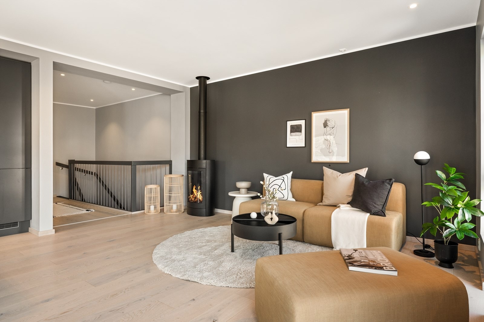 Tar du trappen opp kommer du inn i hjerte av boligen, nemlig denne åpne stuen! Galleribilde