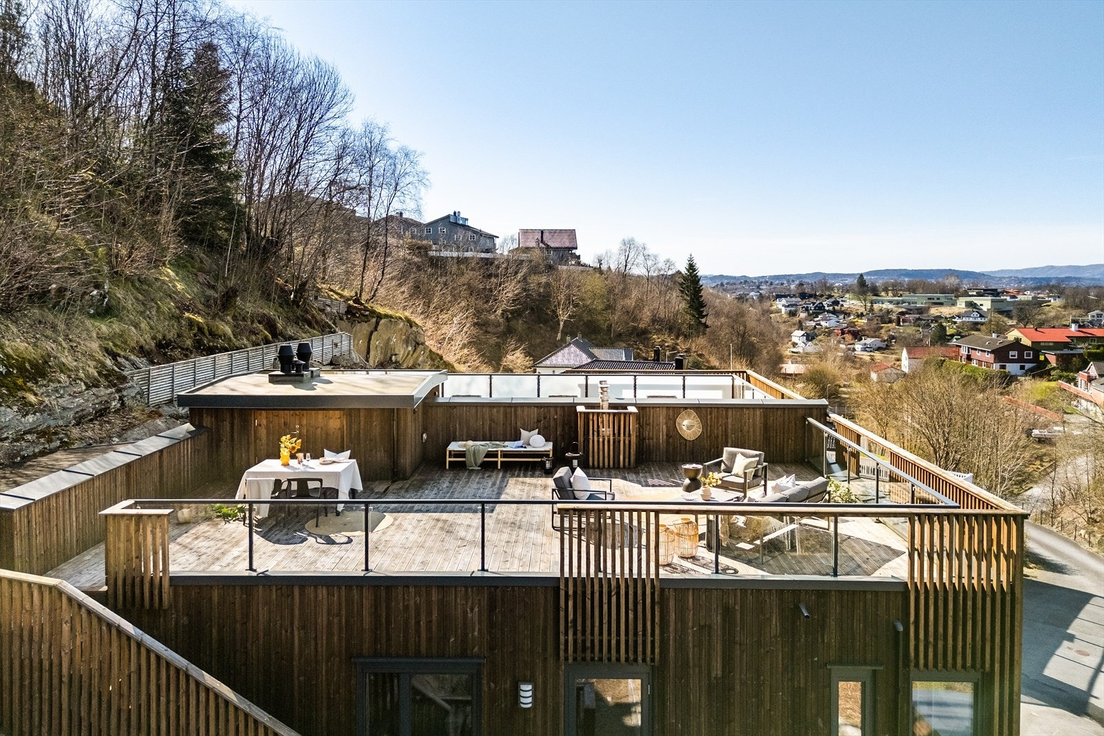 Med utgang fra stue er det tilgang på denne private takterassen på hele 62 kvm. Galleribilde