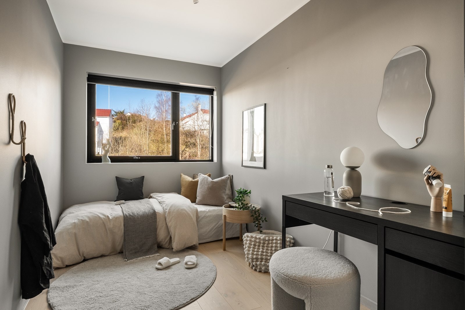 I leilighetens 1.etasje er det 2 soverom, på henholdsvis ca 7 og 10 kvm. Galleribilde